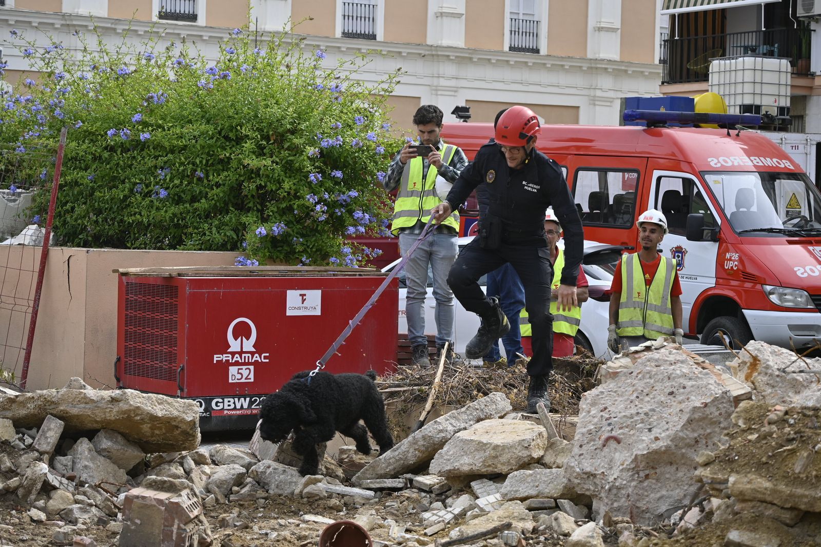 Simulacro de rescate de la Unidad Canina, en la Plaza de la Merced