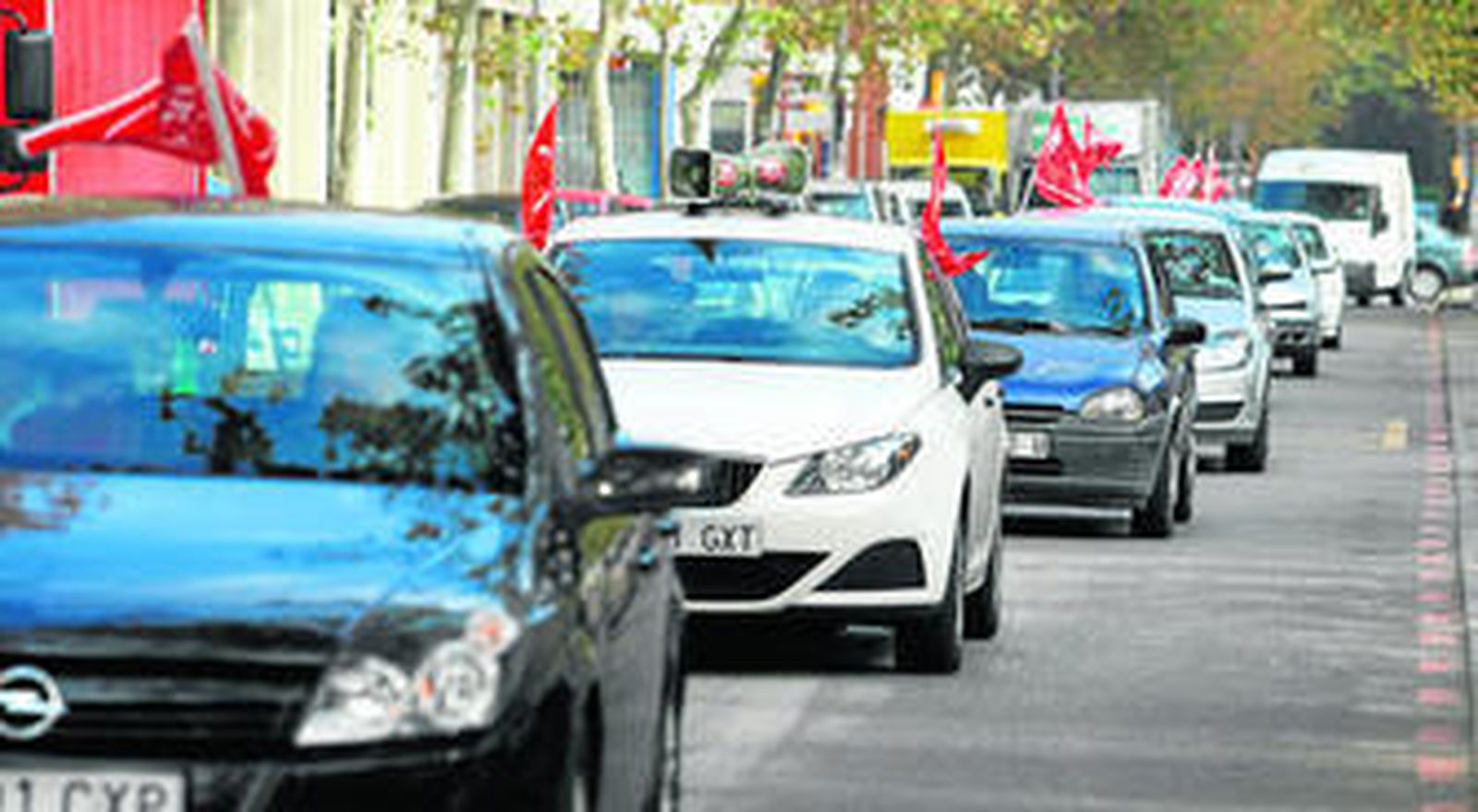 Coches participantes en la caravana celebrada ayer en Huelva por FSP-UGT Huelva para pedir una mejor financiación de los ayuntamientos.