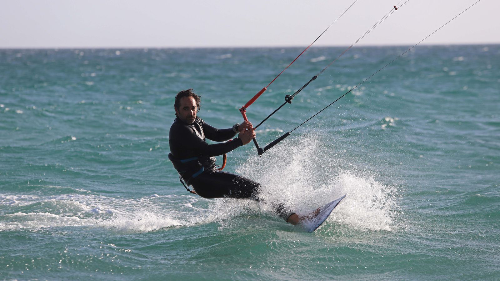 Fonsy Delgado rinde homenaje a Paco de Lucía en las playas de Tarifa