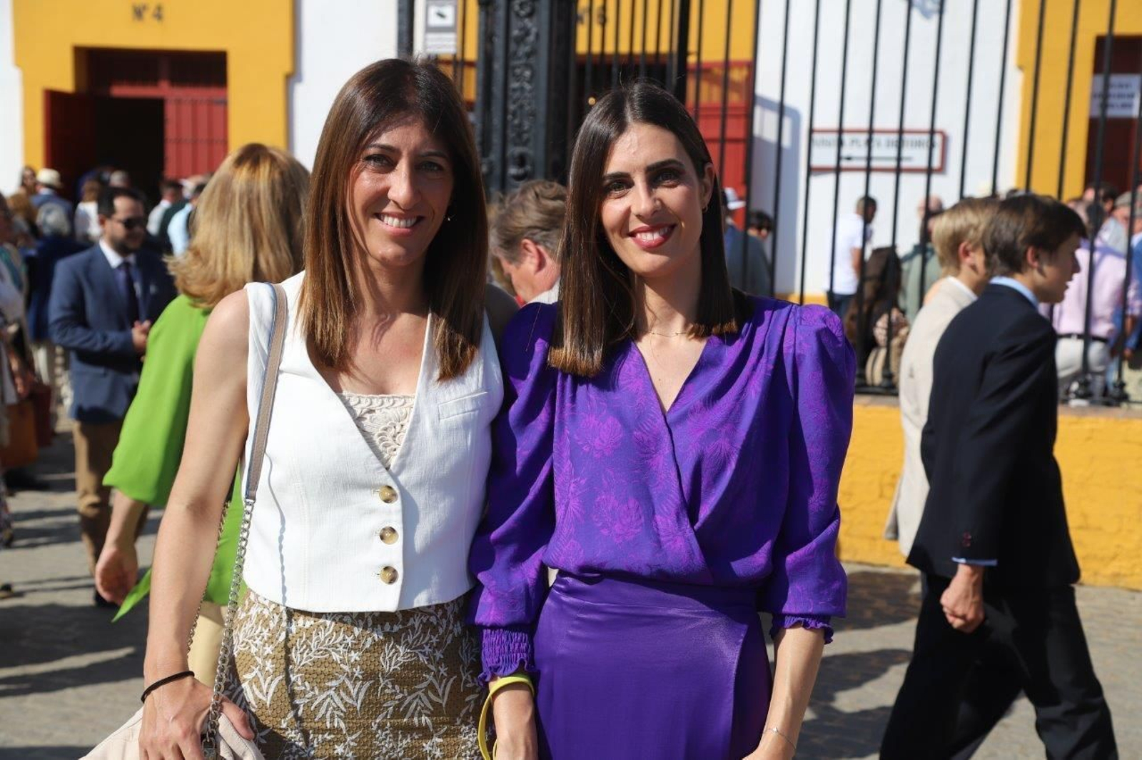 Las fotos de los famosos y la autoridades en la corrida del viernes de Feria de Abril