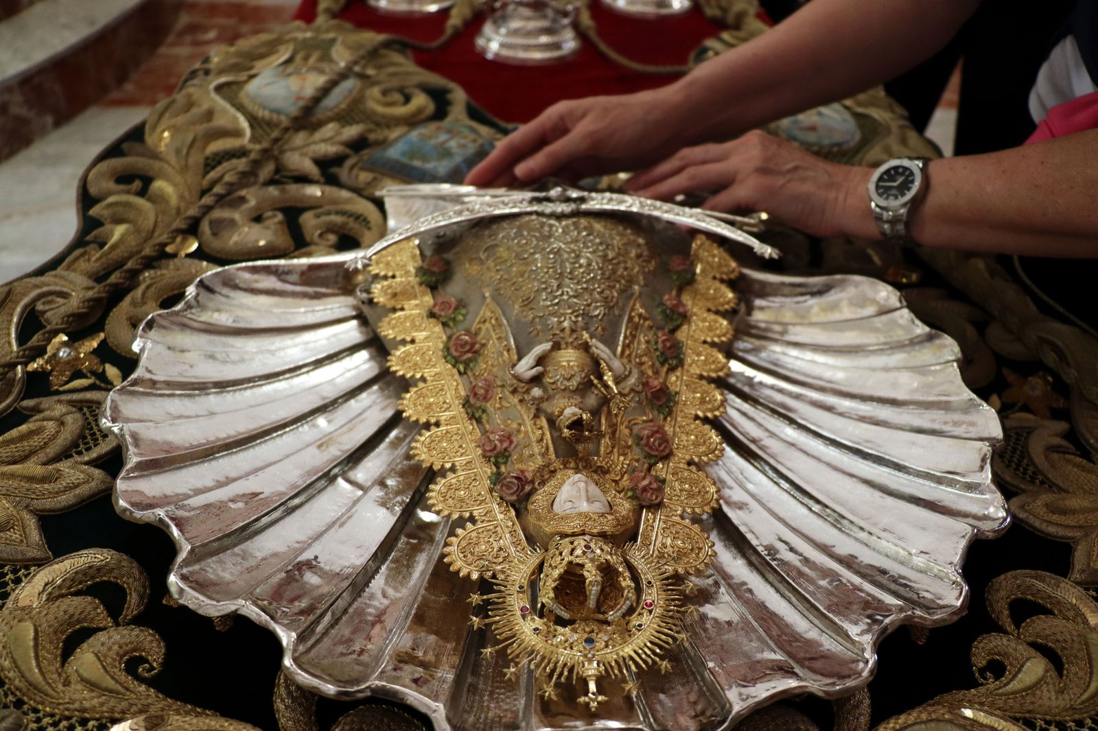 Visita guiada de la ONCE a la Hermandad de Emigrantes de Huelva, en imágenes