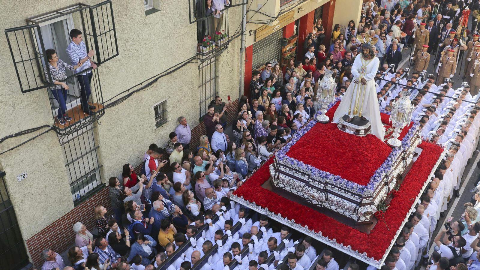 Jesús Cautivo avanza por calle Trinidad.