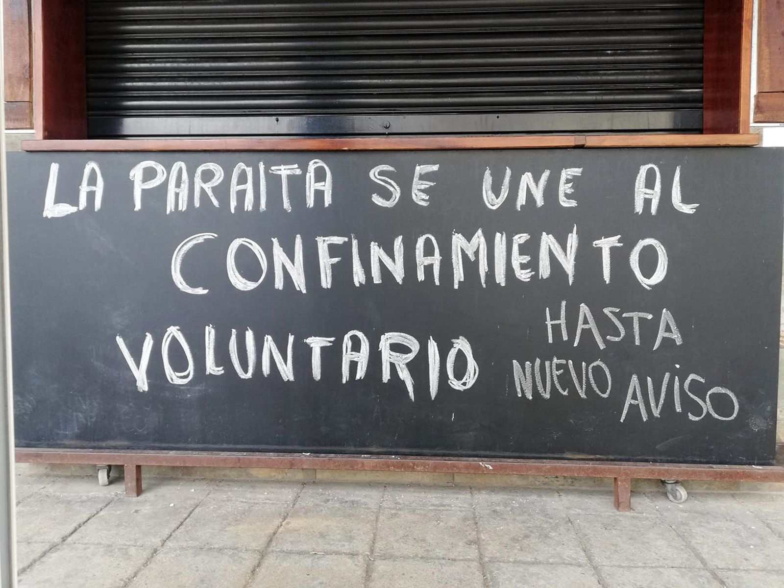 Cartel colocado en la puerta de La Paraíta del Peret, en Isla Cristina