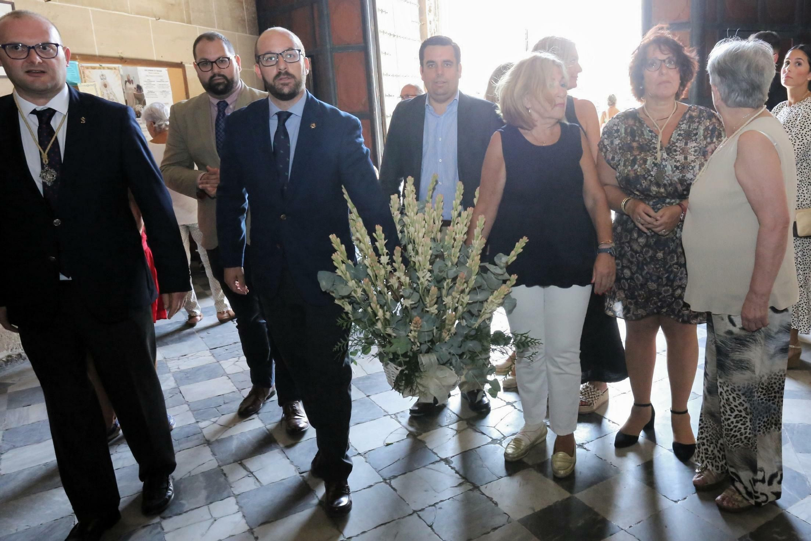 El alcalde, junto a varios concejales y miembros de la hermandad, durante la ofrenda de nardos.