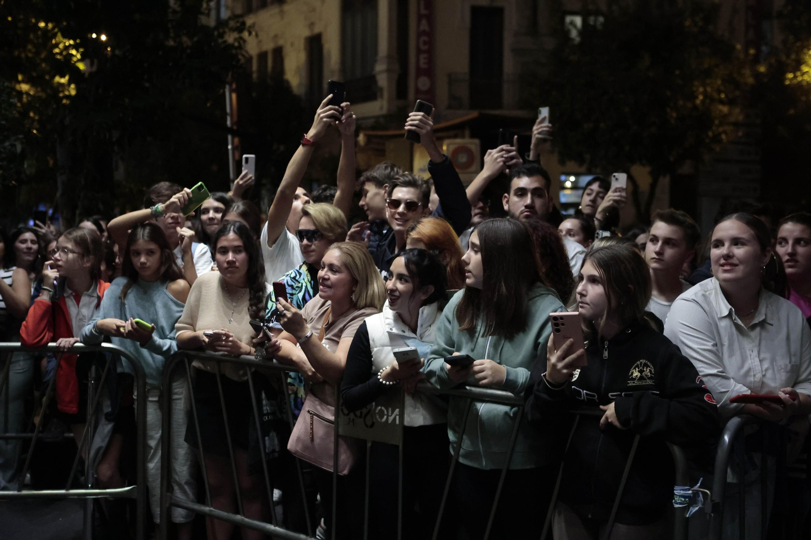 Grammys Latinos en Sevilla, la espera en la puerta de los hoteles