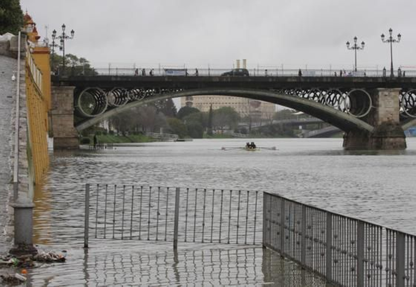 El agua del Guadalquivir cubre las zonas más bajas del embarcadero de la calle Betis en Triana.

Foto: B.Vargas