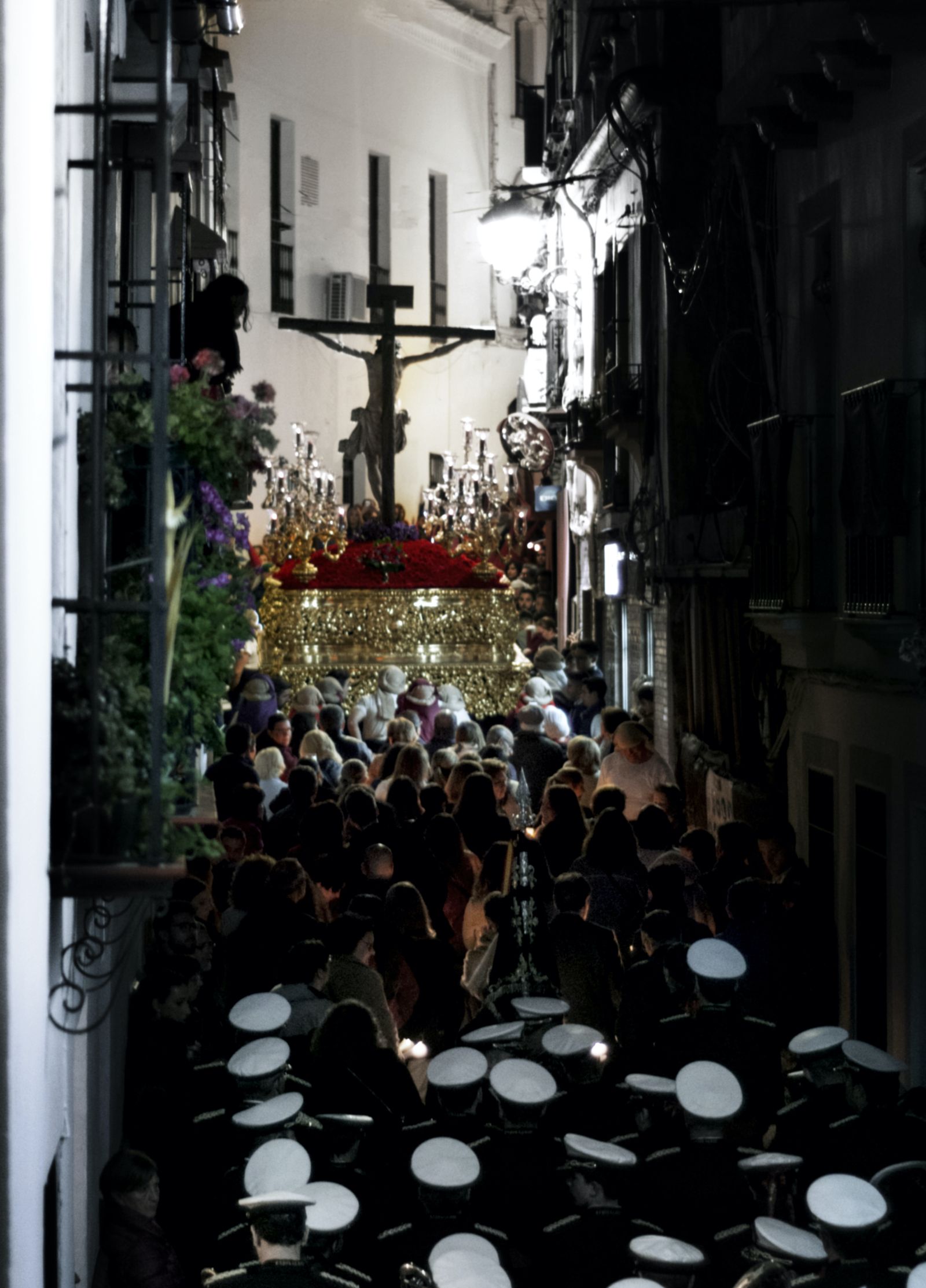 La agrupación musical, detrás del Cristo de la Expiración.