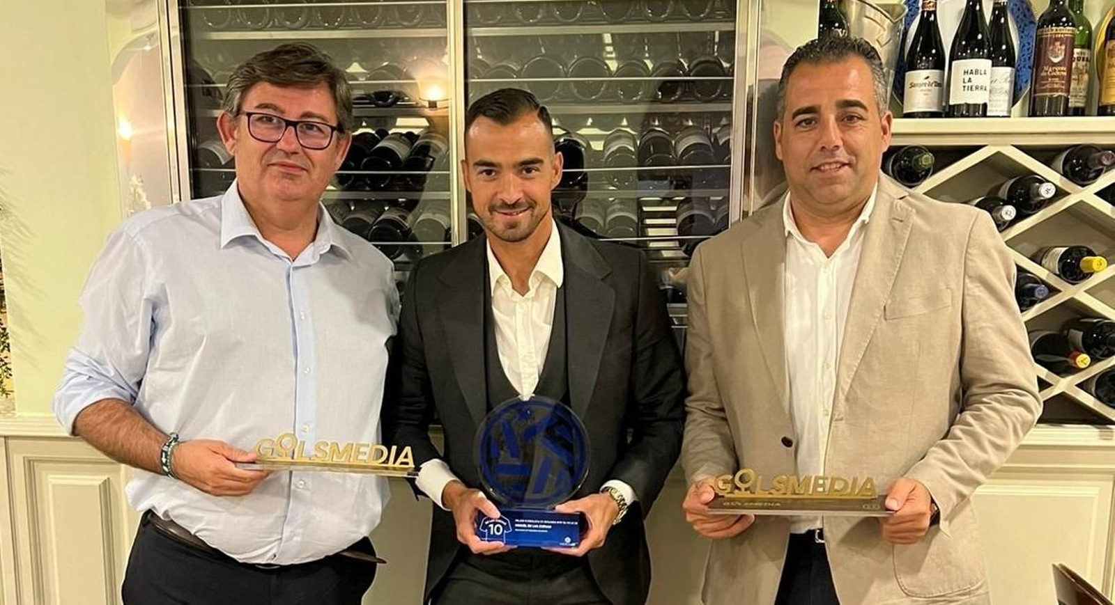 Javier González Calvo, De las Cuevas y Germán Crespo posan con los premios. Javier González Calvo, De las Cuevas y Germán Crespo posan con los premios.