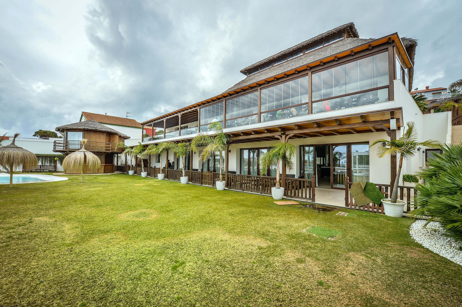La zona ajardinada del restaurante Puro Estrecho.
