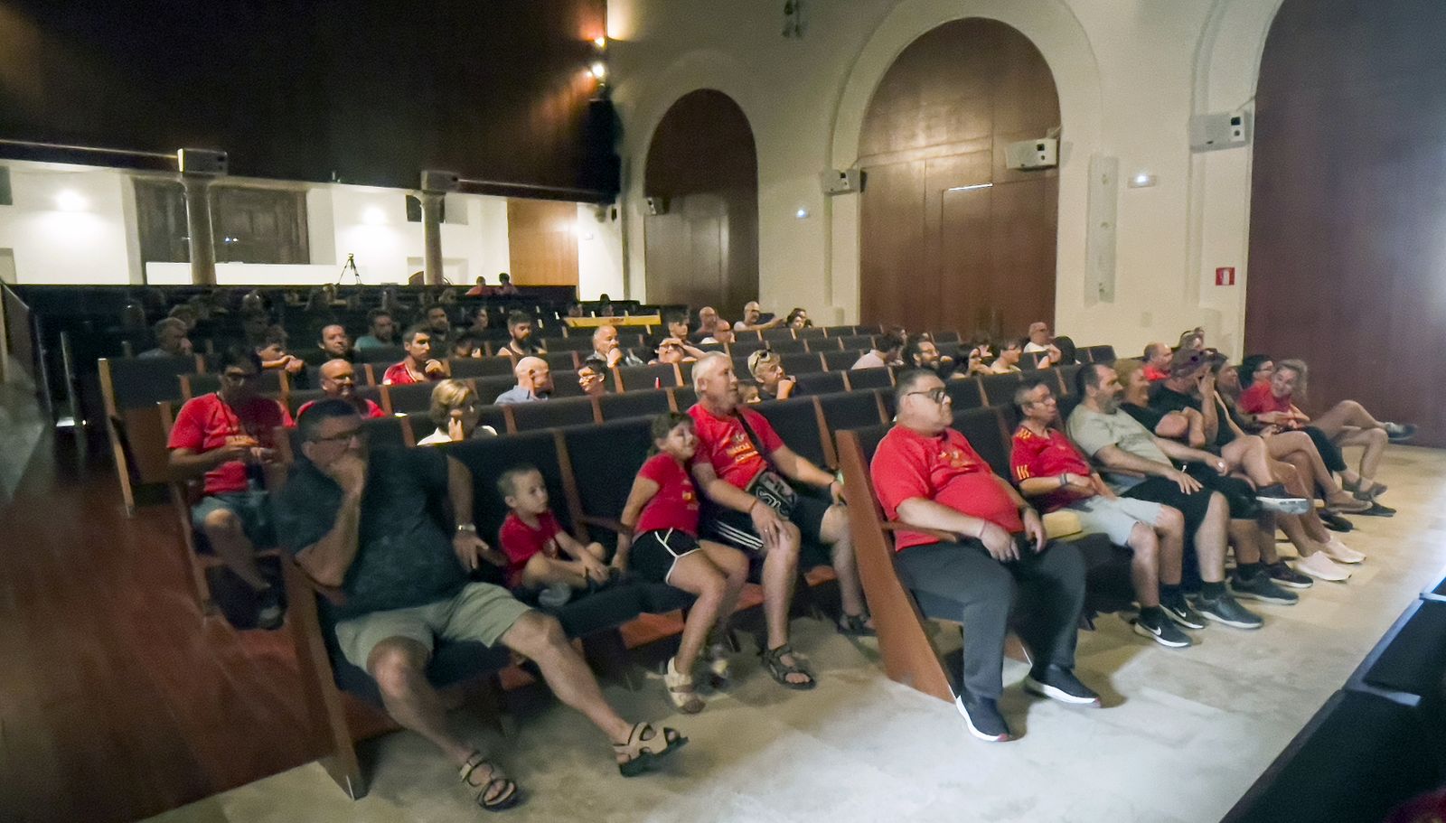 Huéscar arropa a su paisana desde el Teatro Oscense