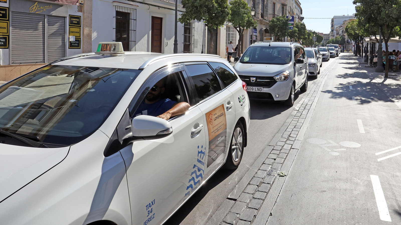 Los taxistas manifestándose por las calles de Jerez