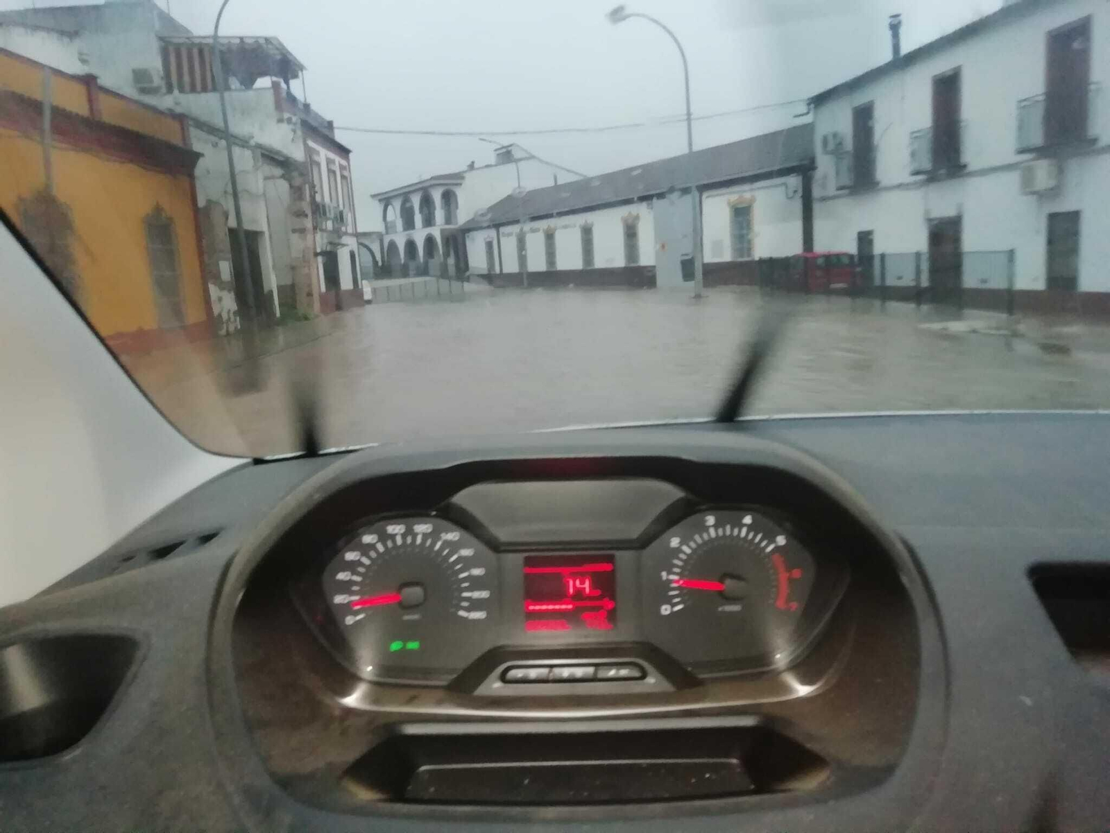 Un vehículo circula a contracorriente en la calle Realejo, en Montoro.