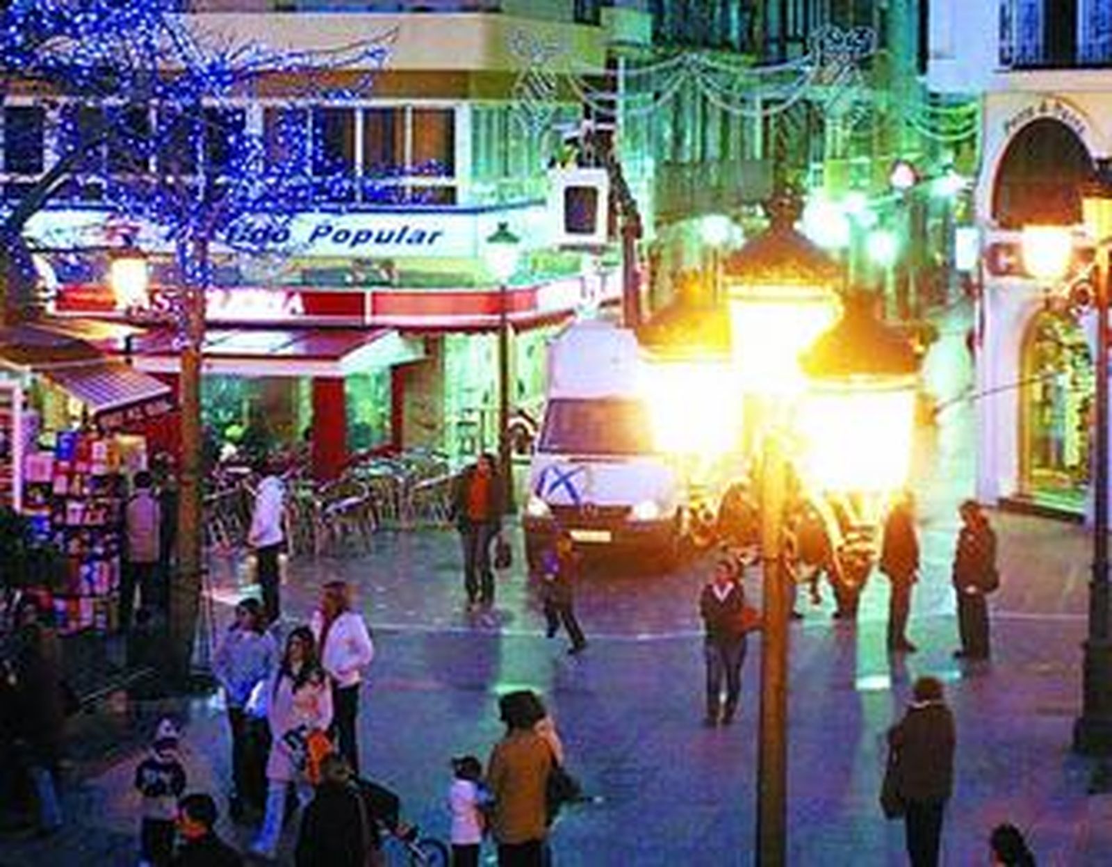 Instantánea de la colocación del alumbrado, ayer.