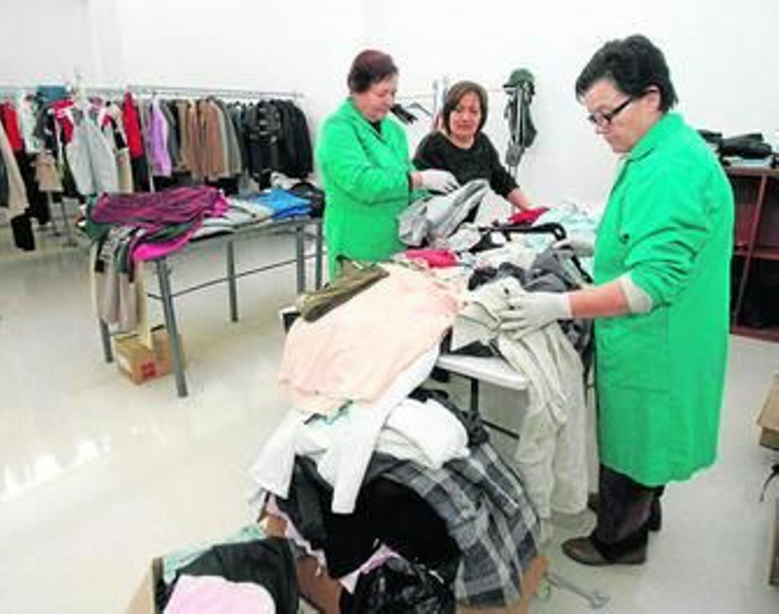 Uno de los roperos que Cáritas tiene en la provincia de Almería.