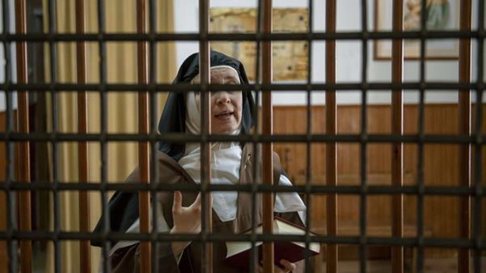 Hermana Lourdes con el códice.