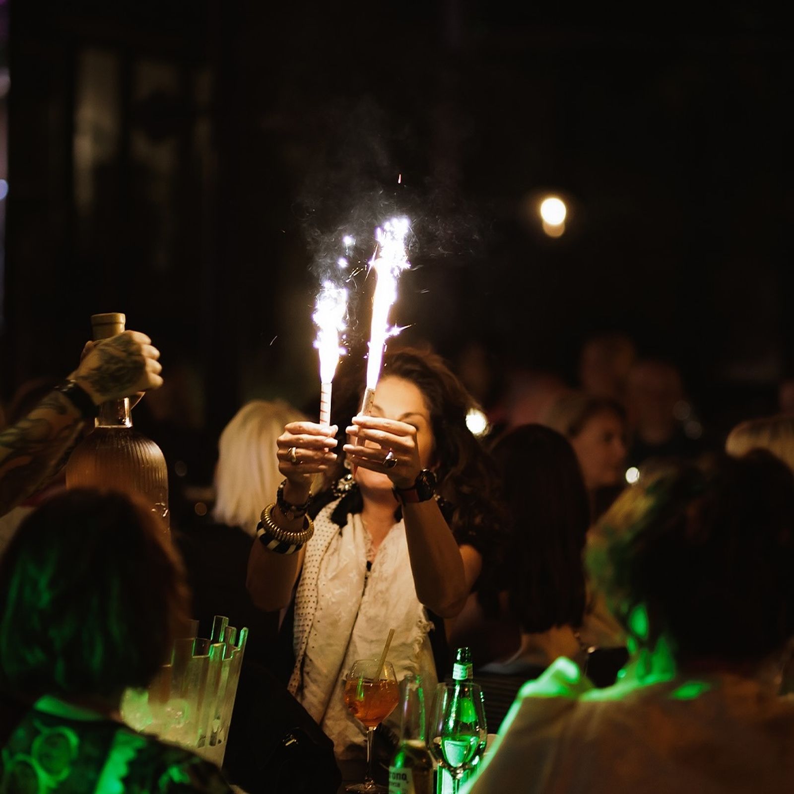 Bengalas para celebrar la fiesta en la terraza de Mamzel con la que se abre la temporada
