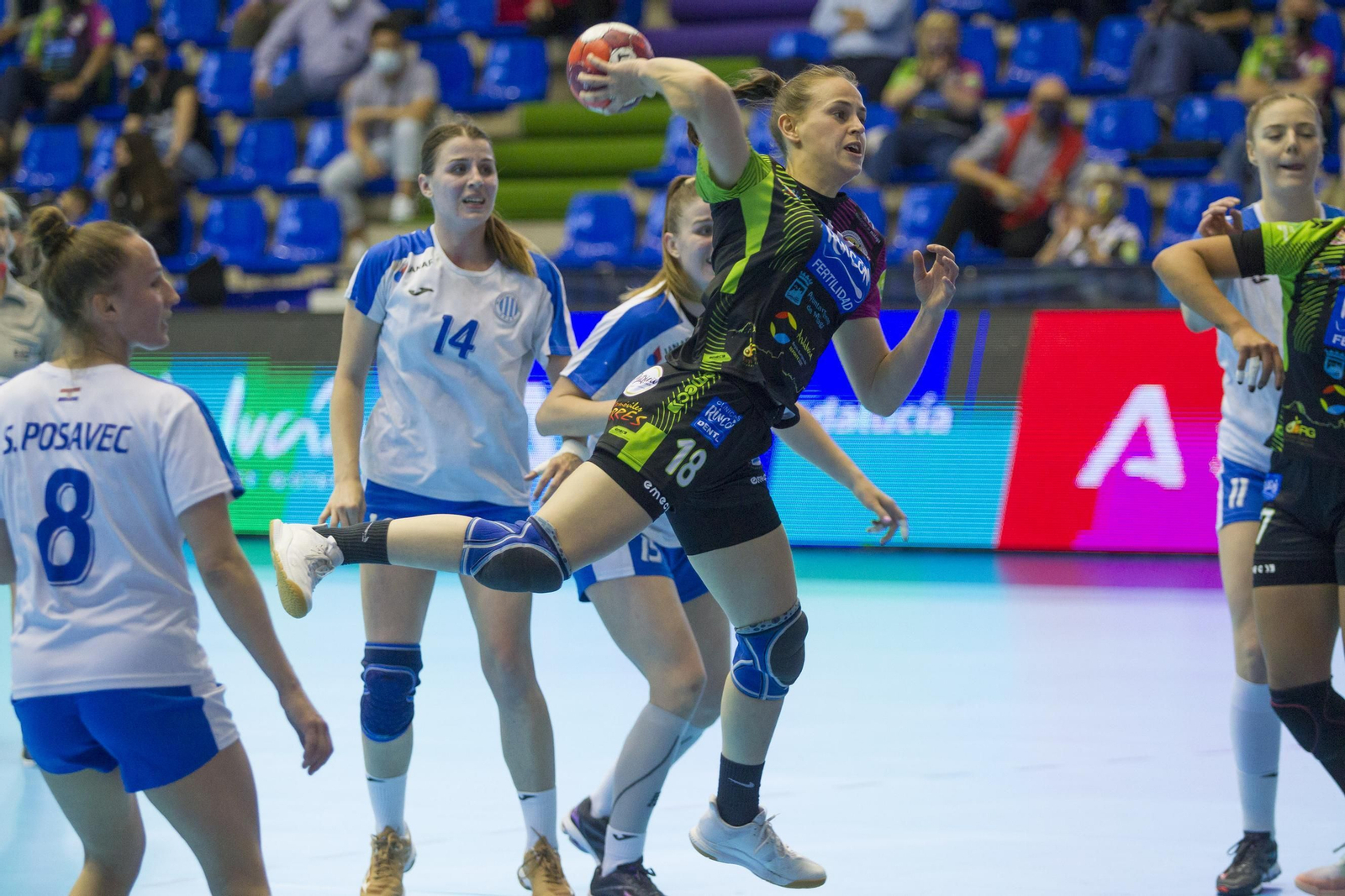 María Pérez lanza a portería en el partido de ida. María Pérez lanza a portería en el partido de ida.