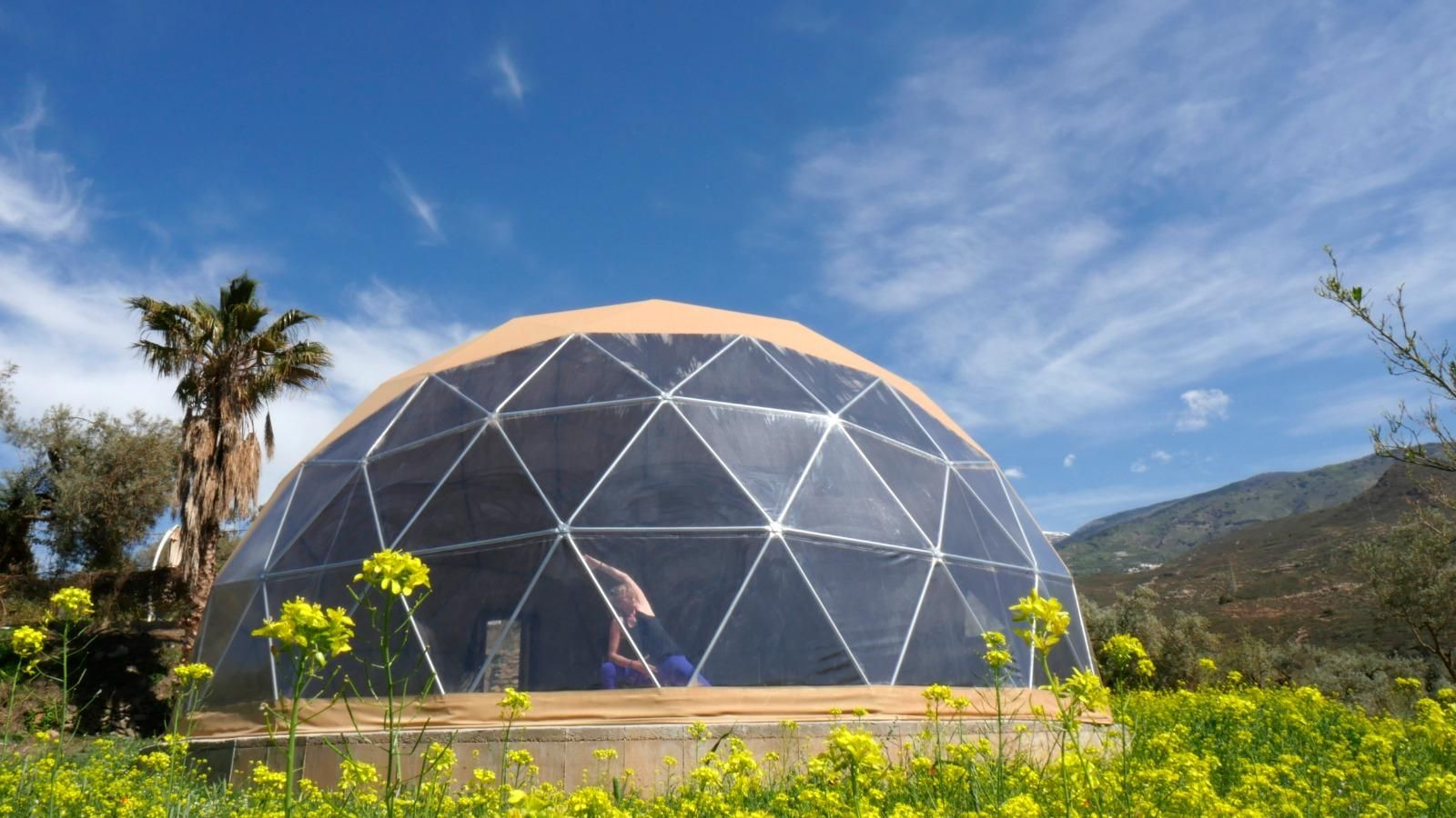 Una mujer practica yoga en las instalaciones de Onconature.