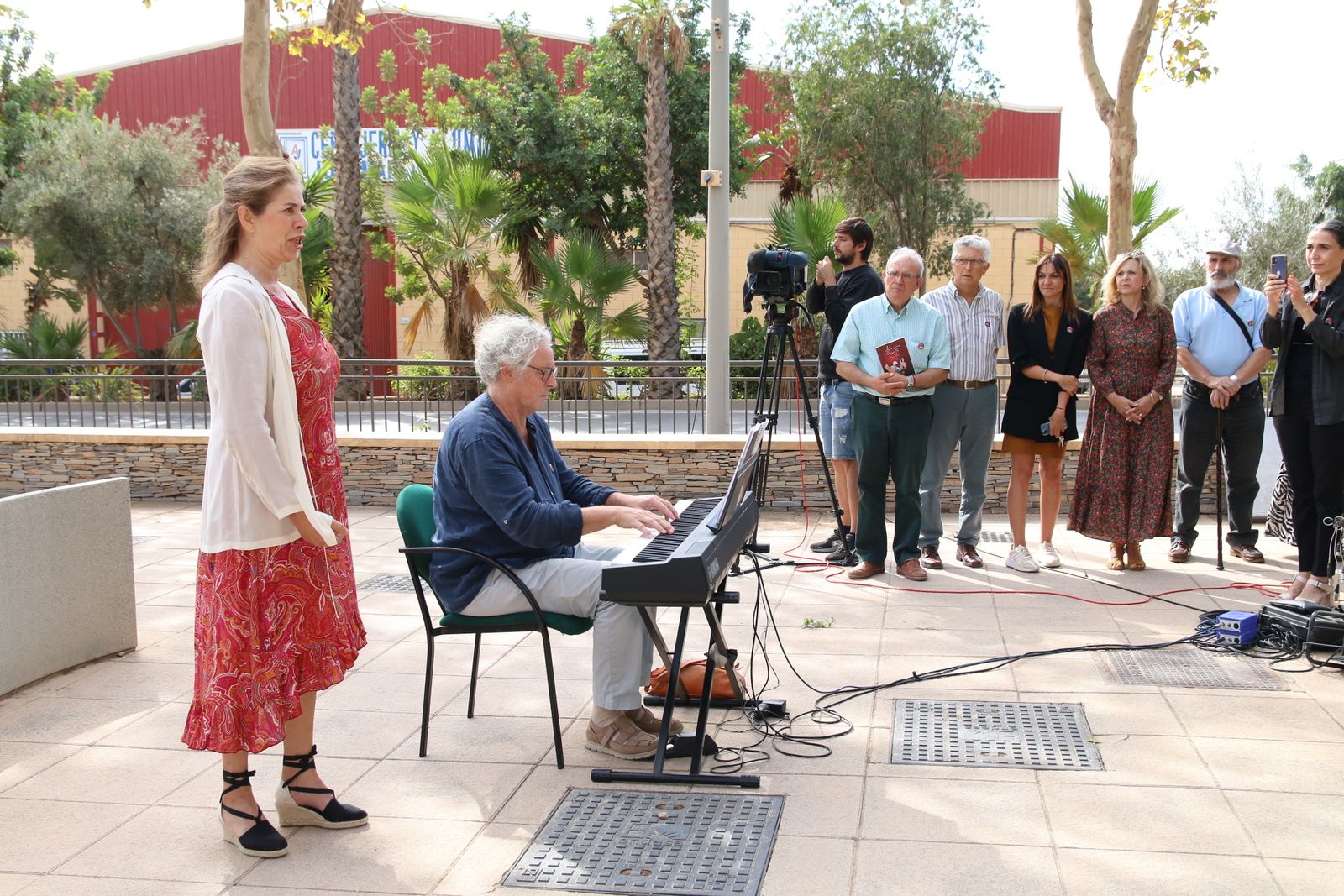 El autor Win Zwaag al piano, y  Anya Vilbring, mezzosoprano,  interpretarán un aria en presencia de Antonio Bonilla.