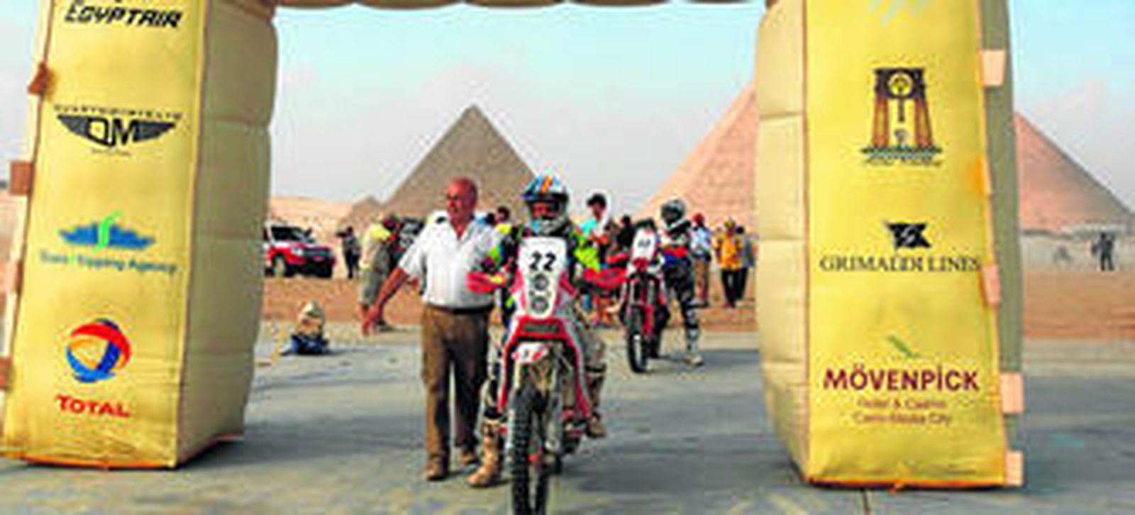 El piloto onubense, bajo el arco de meta, tras finalizar "el segundo rally más duro del mundo".