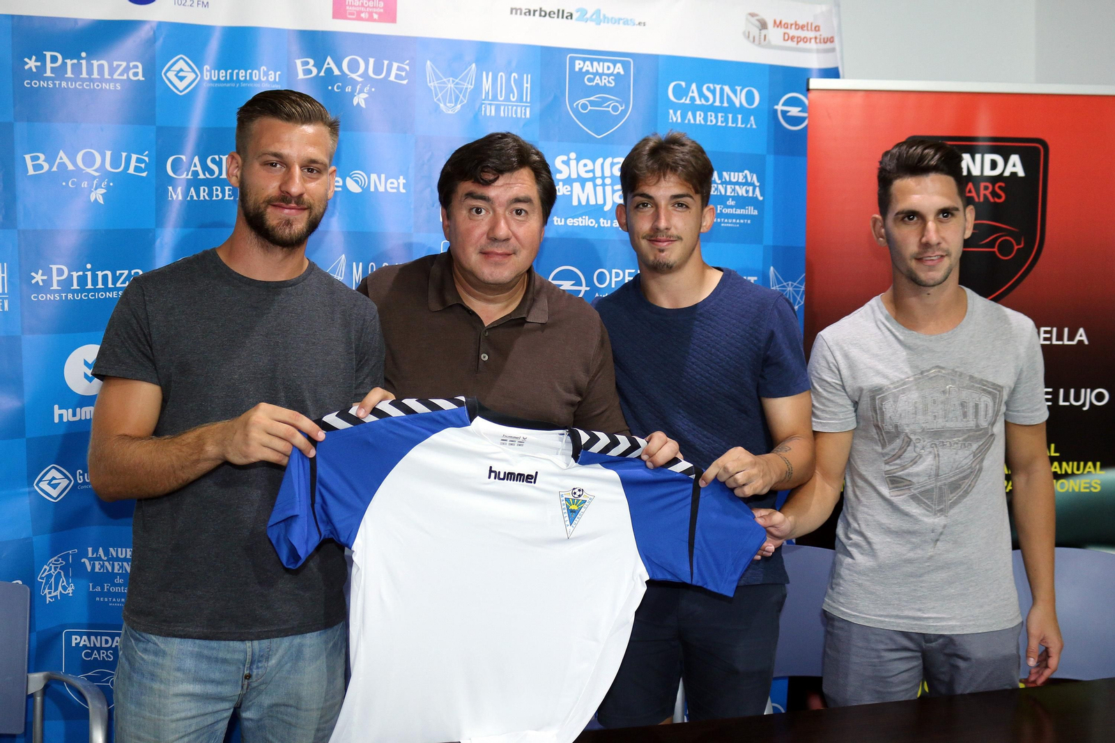 Los tres últimos refuerzos del Marbella ya posan con su nueva camiseta.