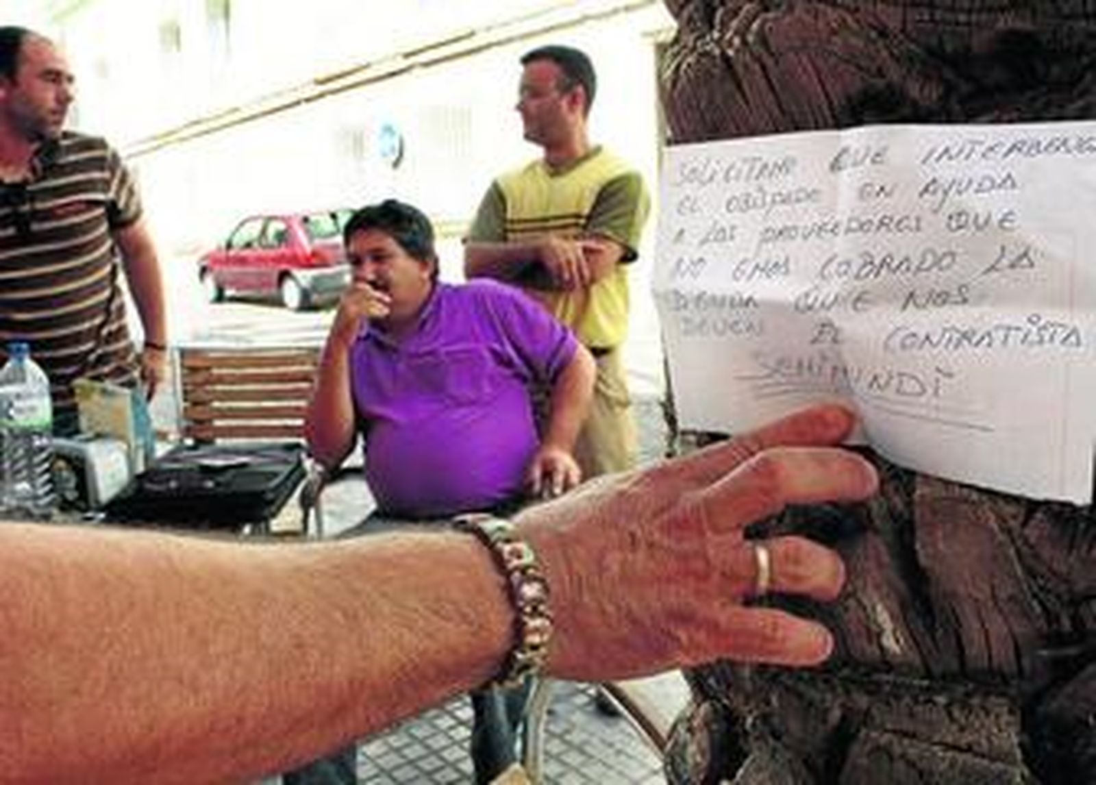 Trabajadores afectados por el impago denuncian su situación junto al centro, en San Juan de Dios.