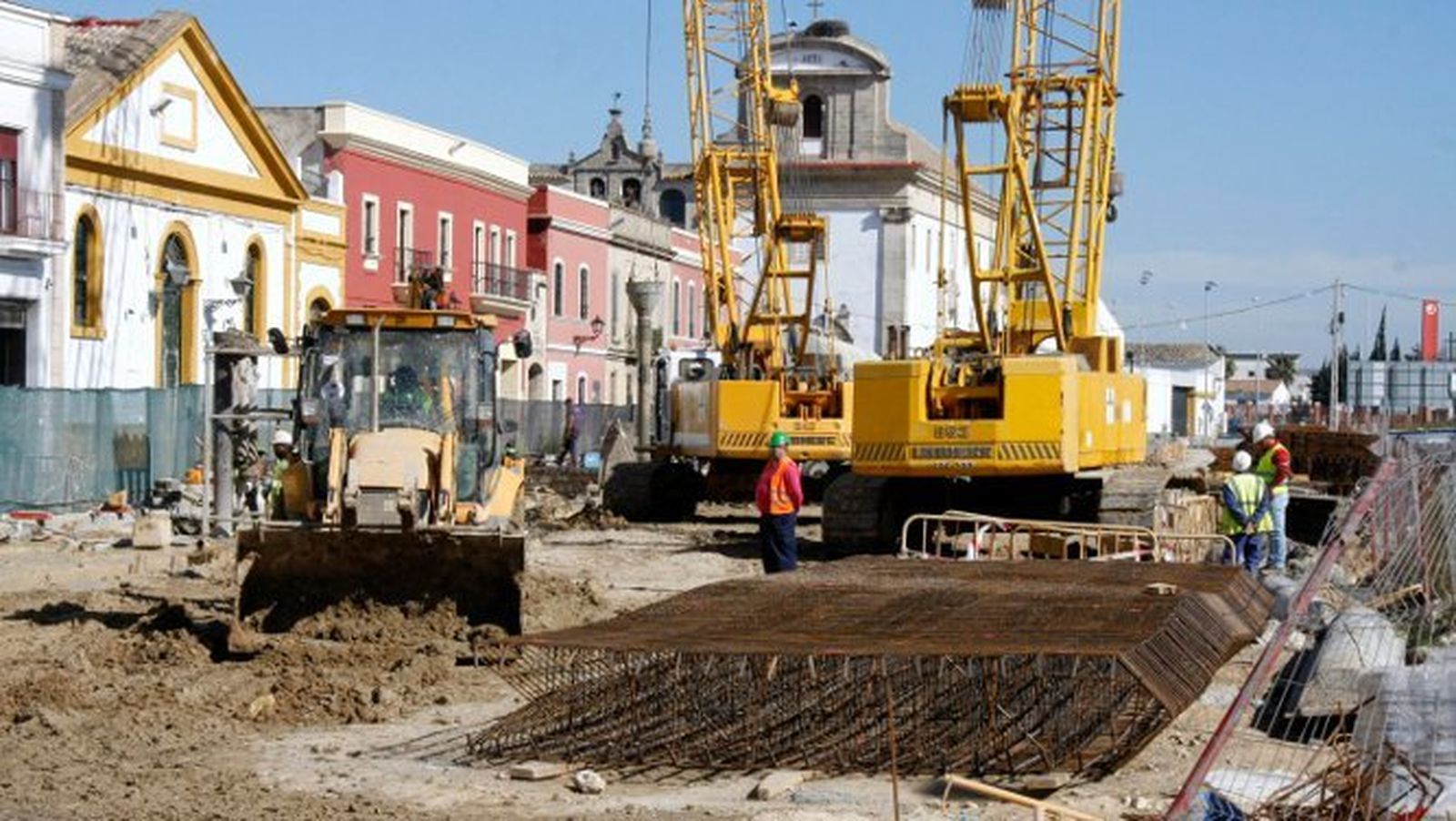 Imagen de las obras del parking de Pozos Dulces, con dos grandes grúas trabajando en la zona