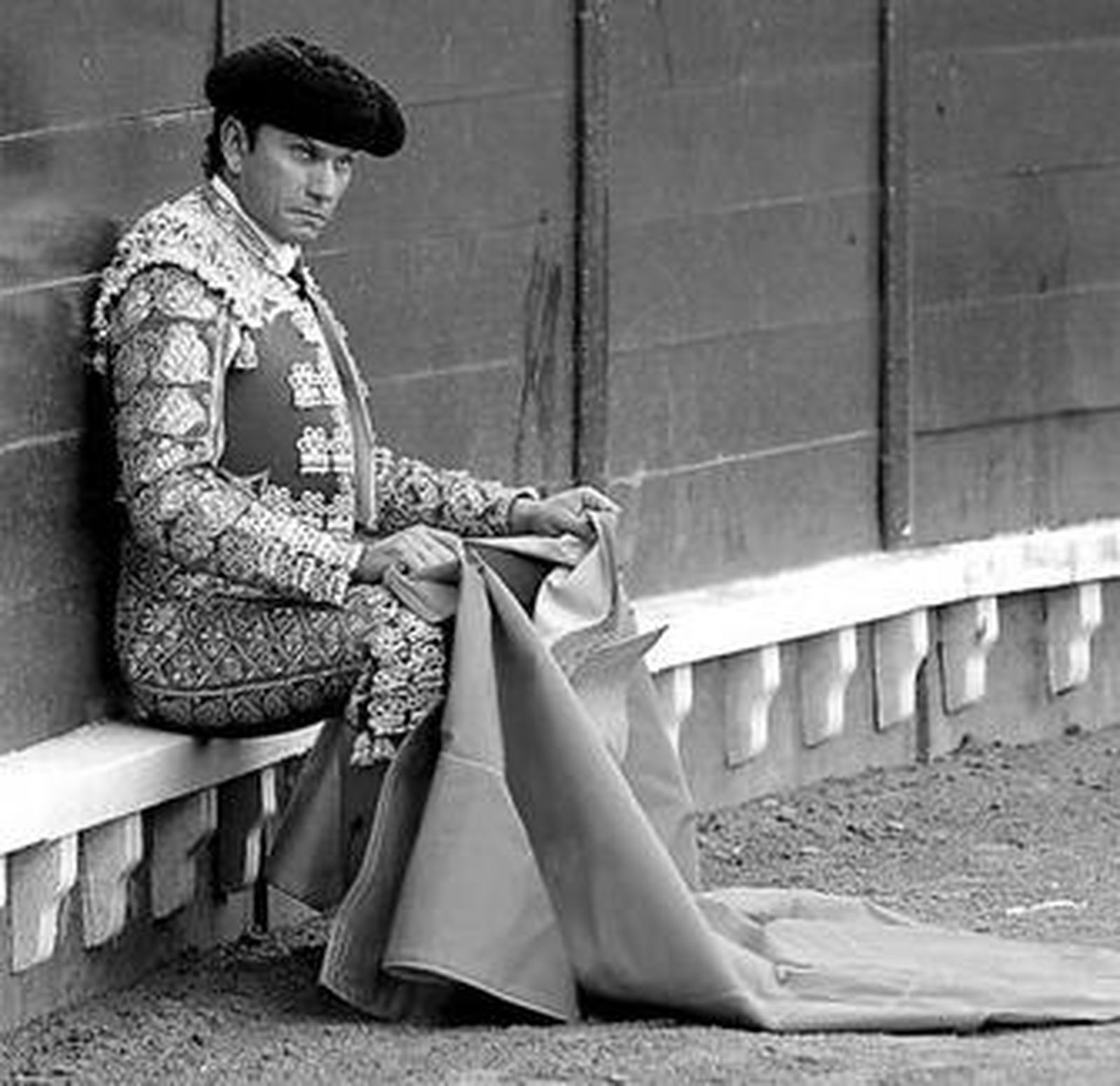 Julio Aparicio, en una imagen retrospectiva, sentado en el estribo.