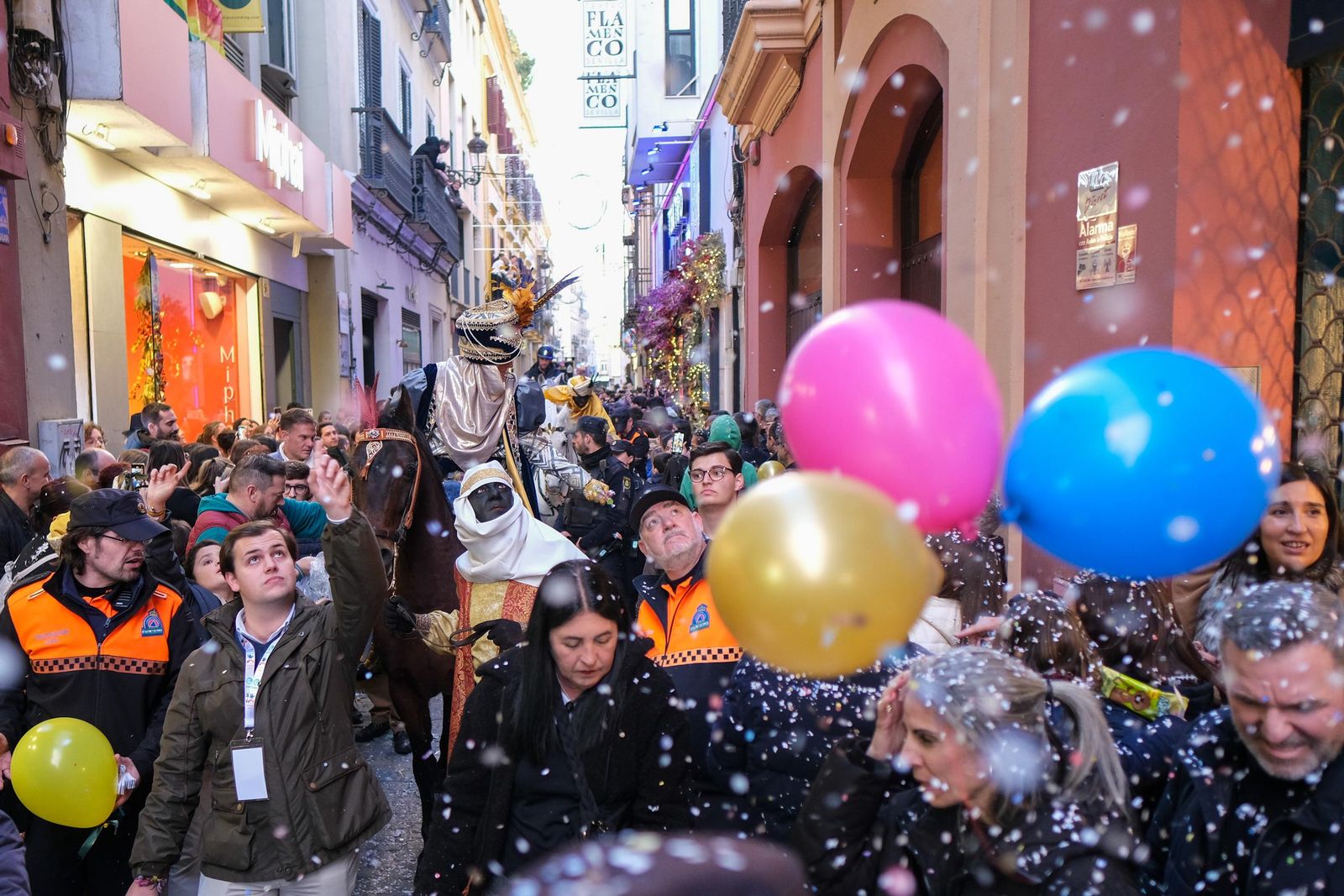 Fotos del Heraldo de los Reyes Magos en la recogida de llaves de la ciudad