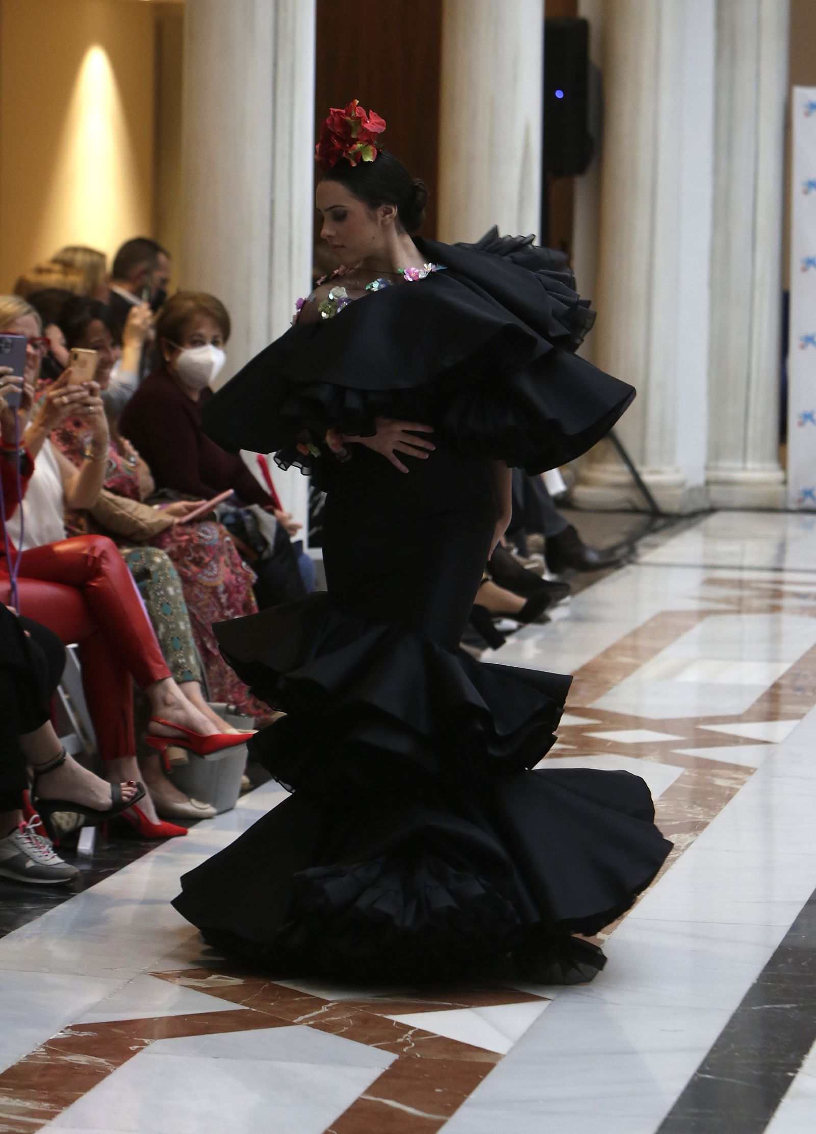 Desfile moda flamenca en las vísperas de la Feria de Abril CaixaBank