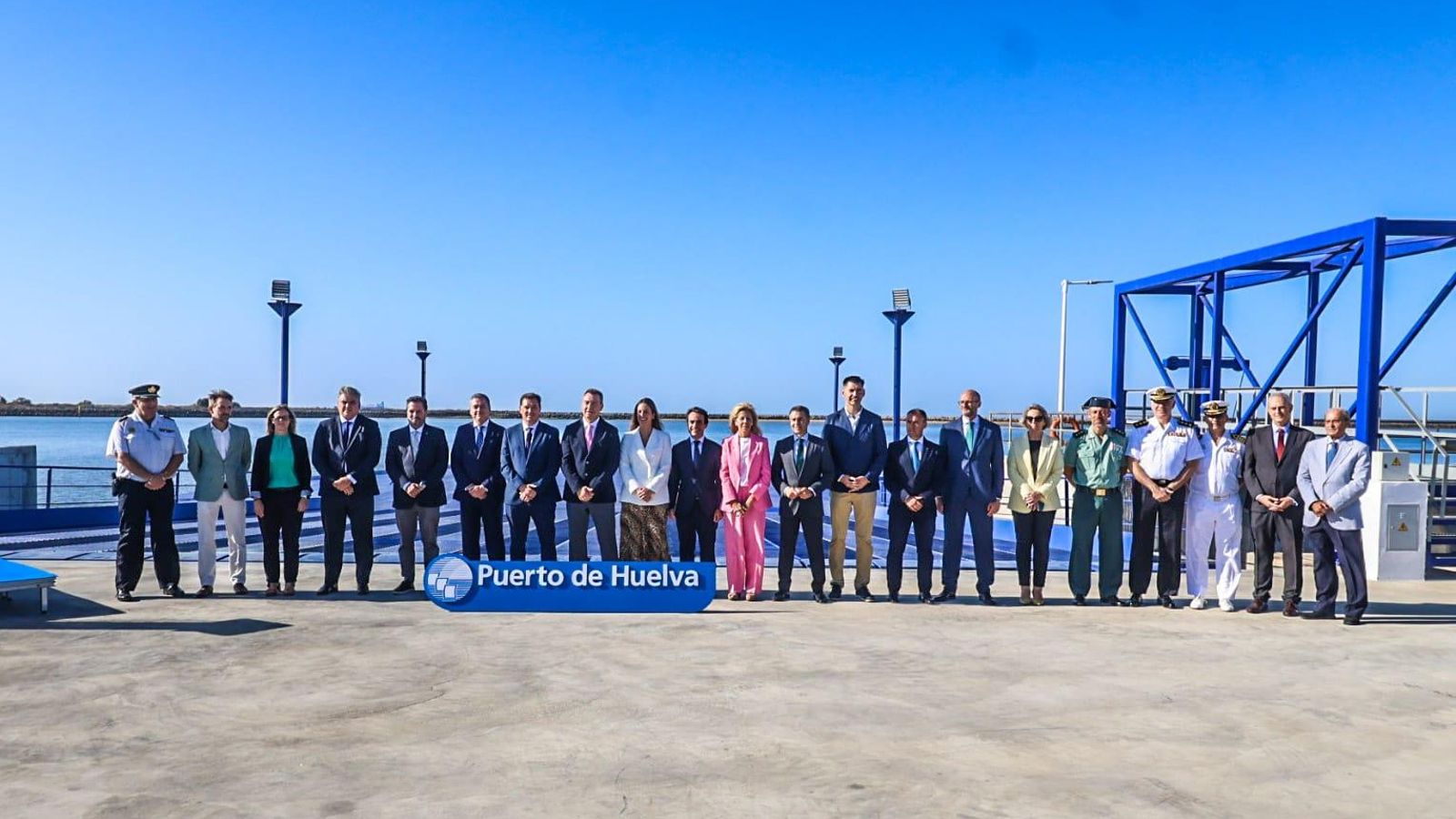 Representantes institucionales, empresariales y personalidades que han acudido a la inauguración de la nueva rampa Ro-Ro en el Muelle Sur del Puerto de Huelva.