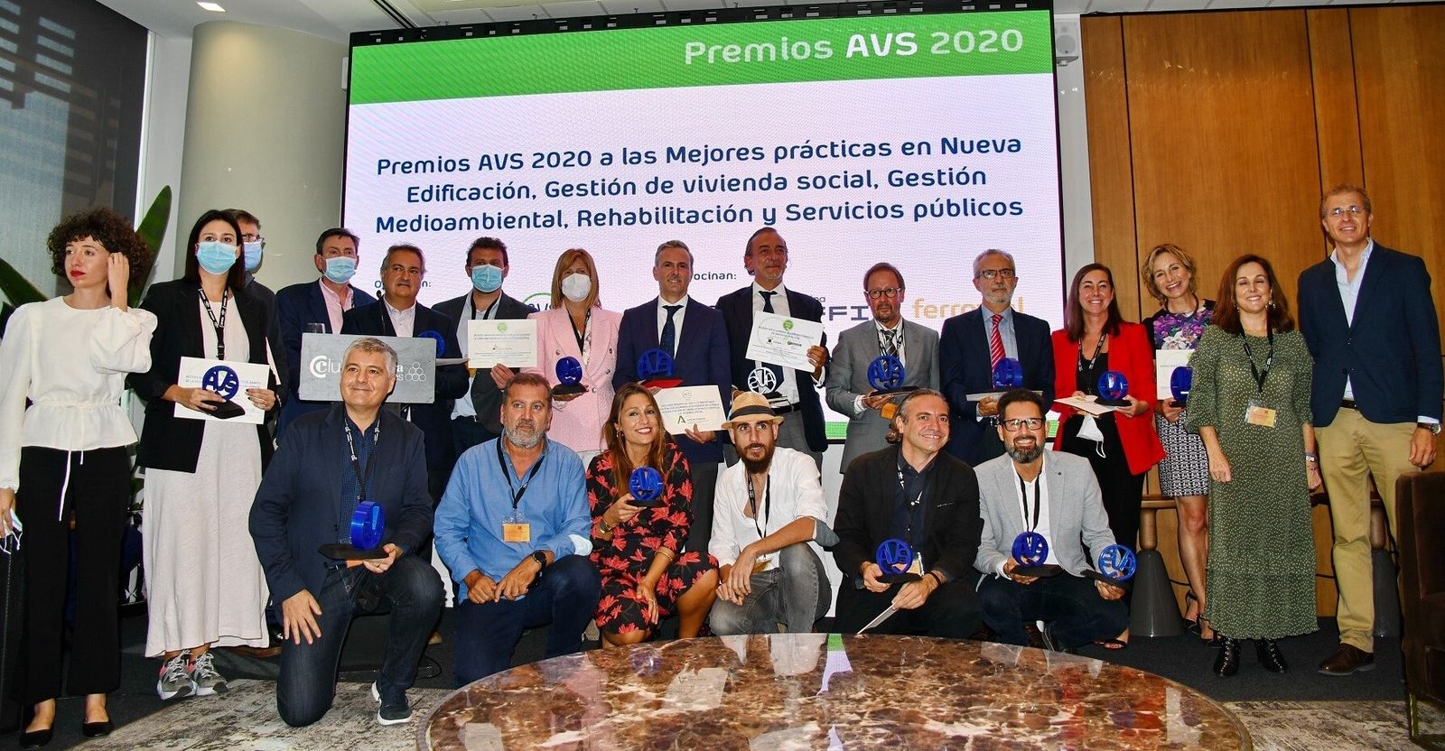 Foto de familia de los premiados por la  la Asociación Española de gestores de Vivienda Pública y Suelo.