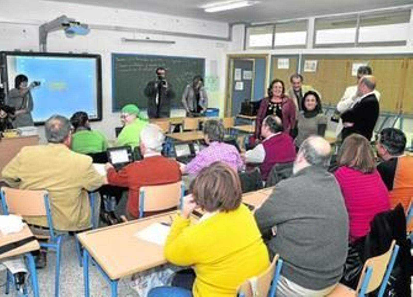 La delegada provincial de Educación, Blanca Alcántara, ayer en un aula digital del colegio Tartessos