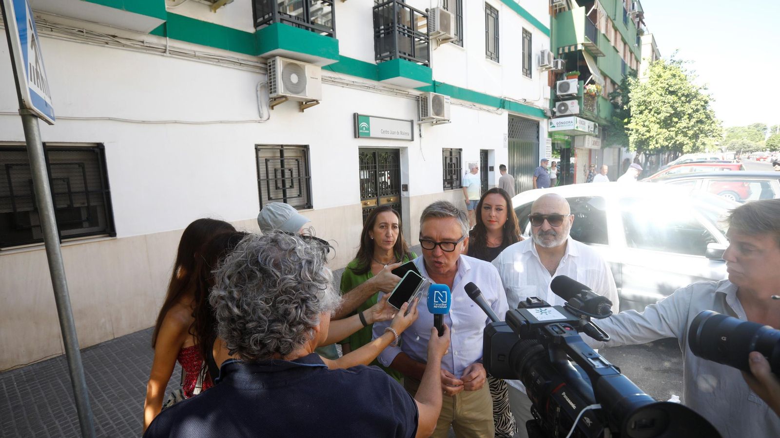 El portavoz de Vox en el Parlamento andaluz, Manuel Gavira, informa sobre el reparto de menores extranjeros no acompañados en las puertas del Centro Juan de Mairena en la Fuensanta