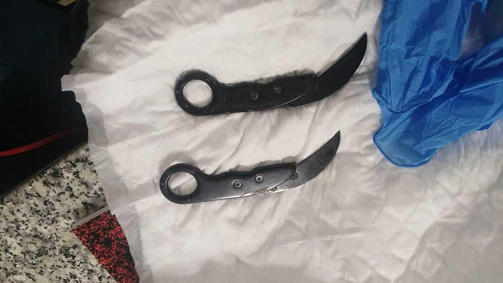 Los cuchillos kerambit empleados por el agresor del Hospital de Valme.