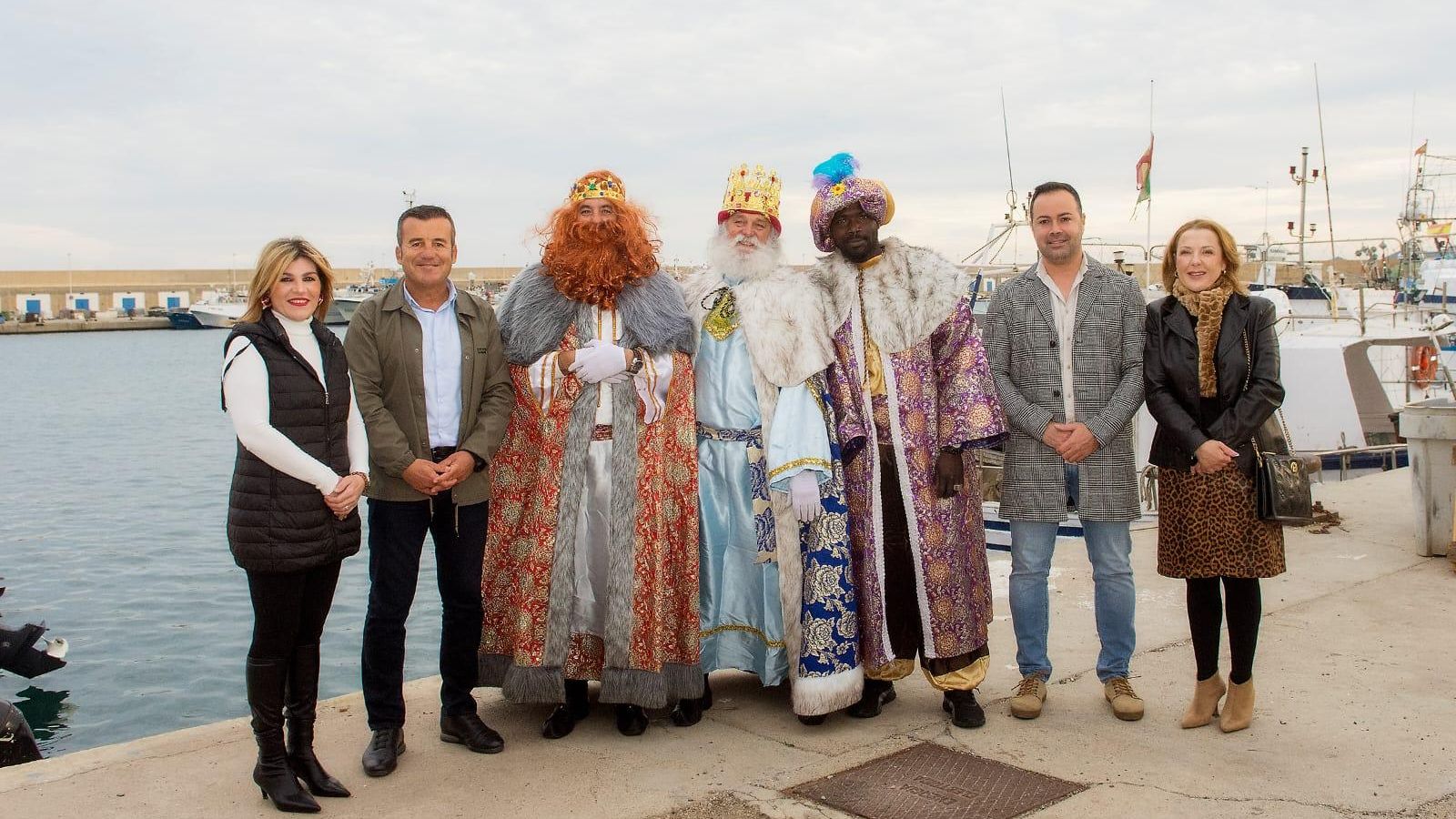 El alcalde de Carboneras, Salvador Hernández, recibe a los Reyes Magos.