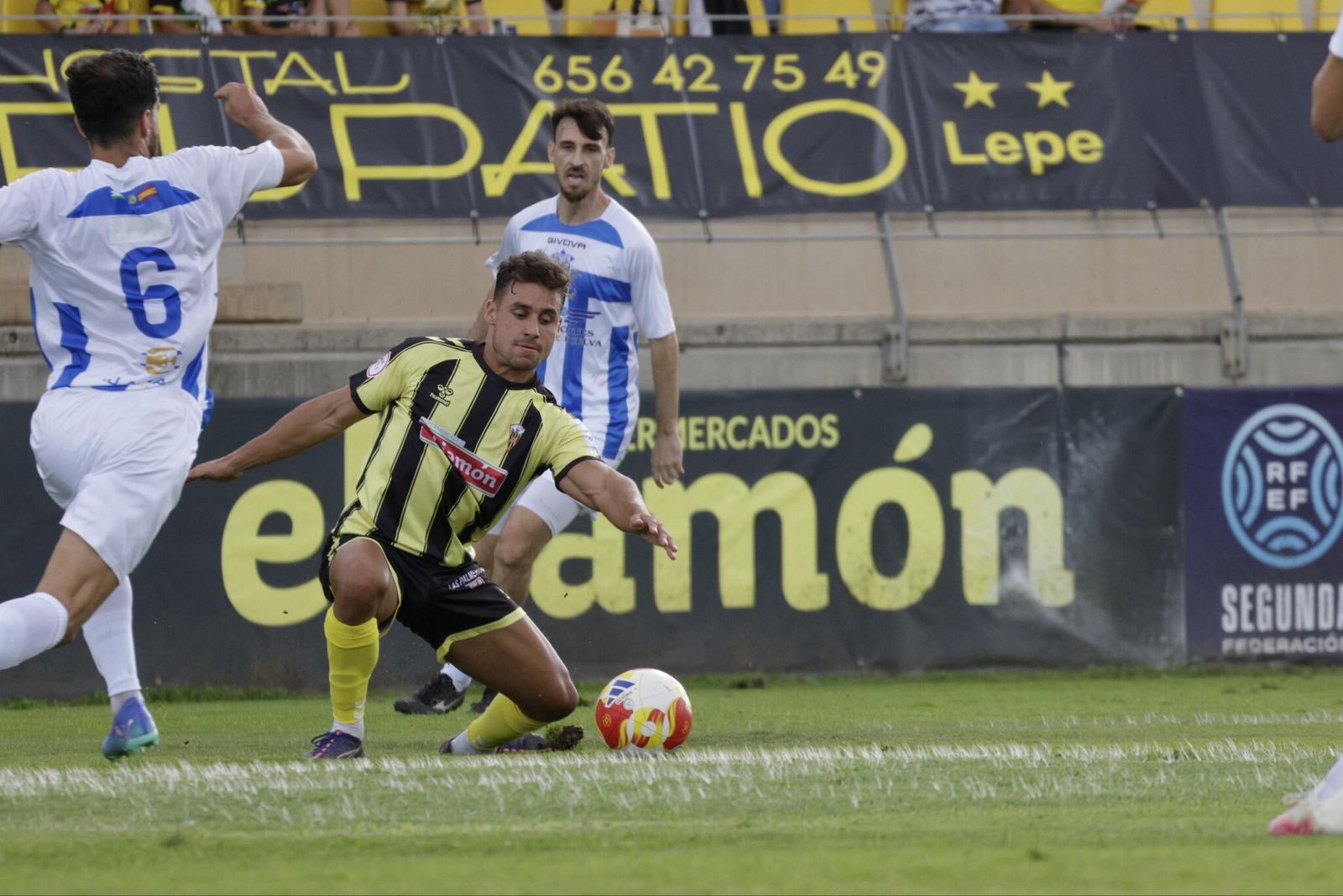Una acción del partido de ida en Lepe.