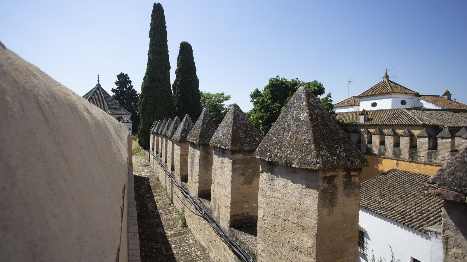 El adarve de la muralla.