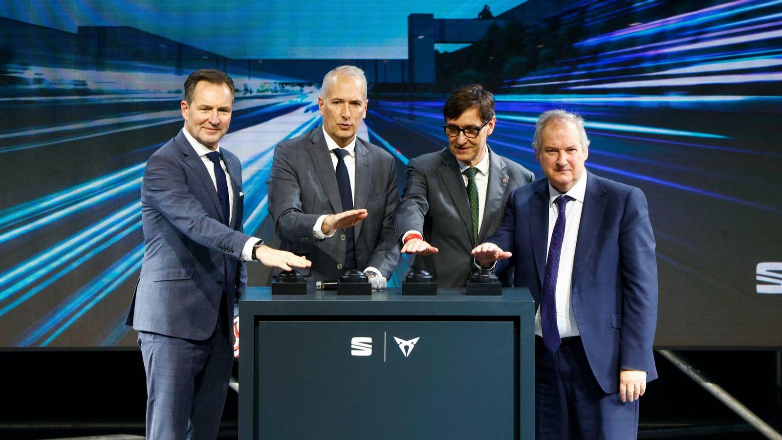 El CEO del Grupo Volkswagen, Thomas Schäfer, acompañó a Markus Haupt, Salvador Illa y Jordi Hereu en la simulada activación de la nueva planta de ensamblaje.