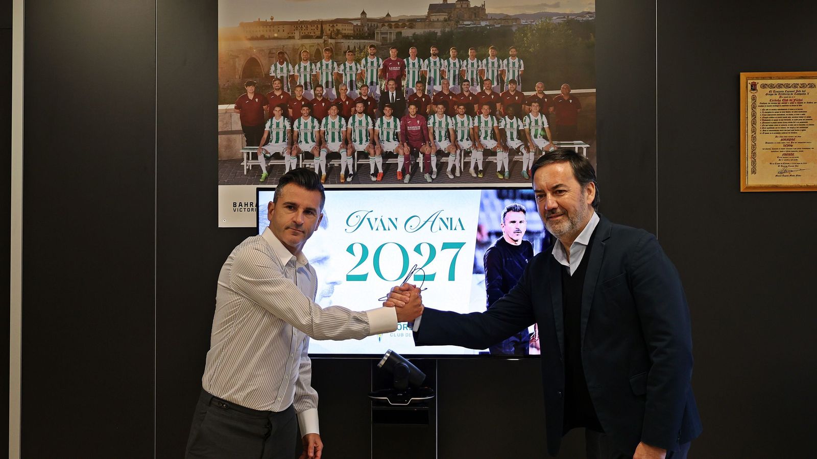 Iván Ania y Antonio Fernández Monterrubio, durante la firma de la renovación.