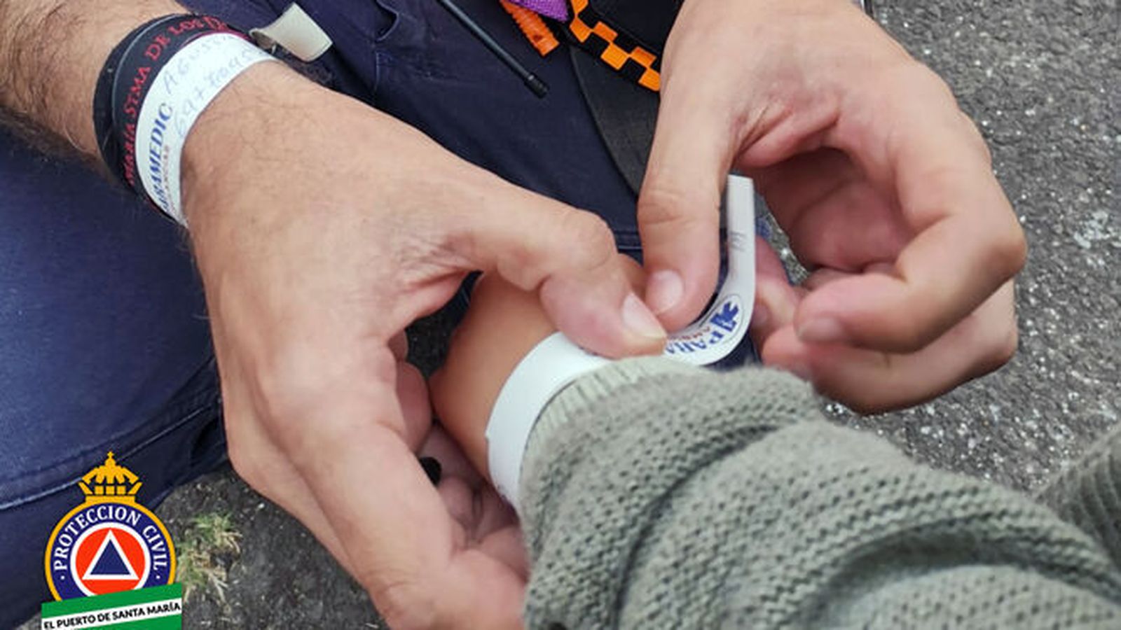 Una de las pulseras que distribuye Protección Civil para identificar a los menores en el recinto ferial.