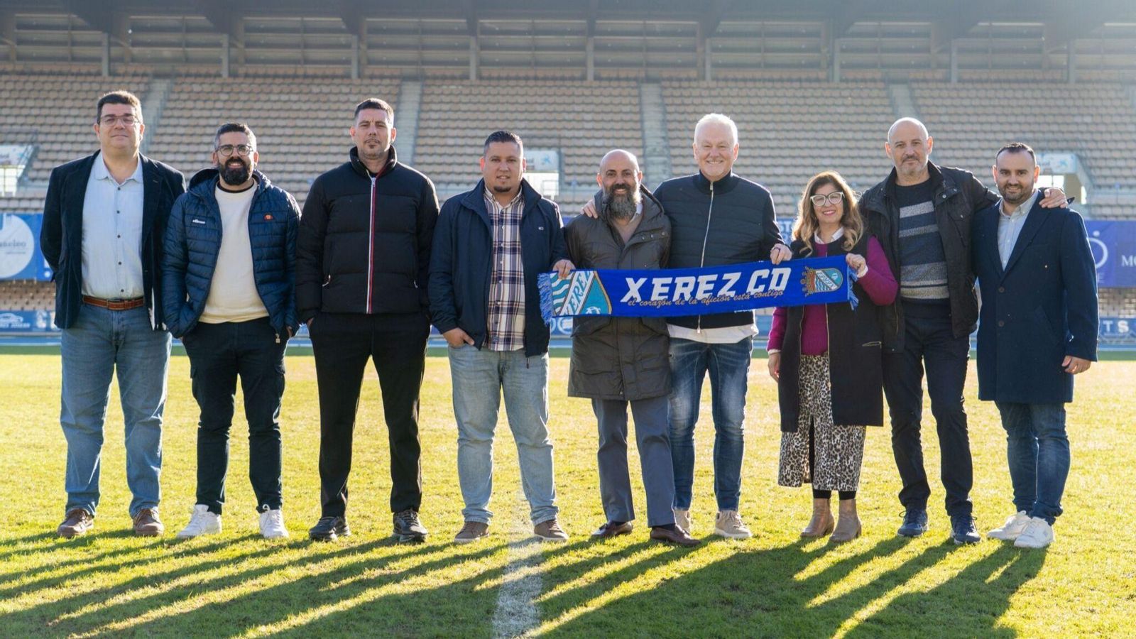 Foto de familia del consejo de administración del Xerez CD junto a Mark Campbell.