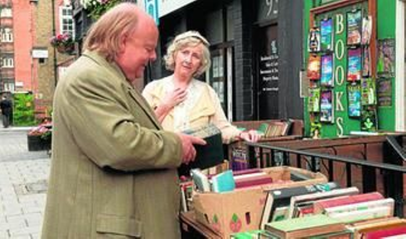 Gemma Jones, que encarna a Elena, junto al dickensiano Mr. Jonathan al que da vida Roger Ashton-Griffiths.