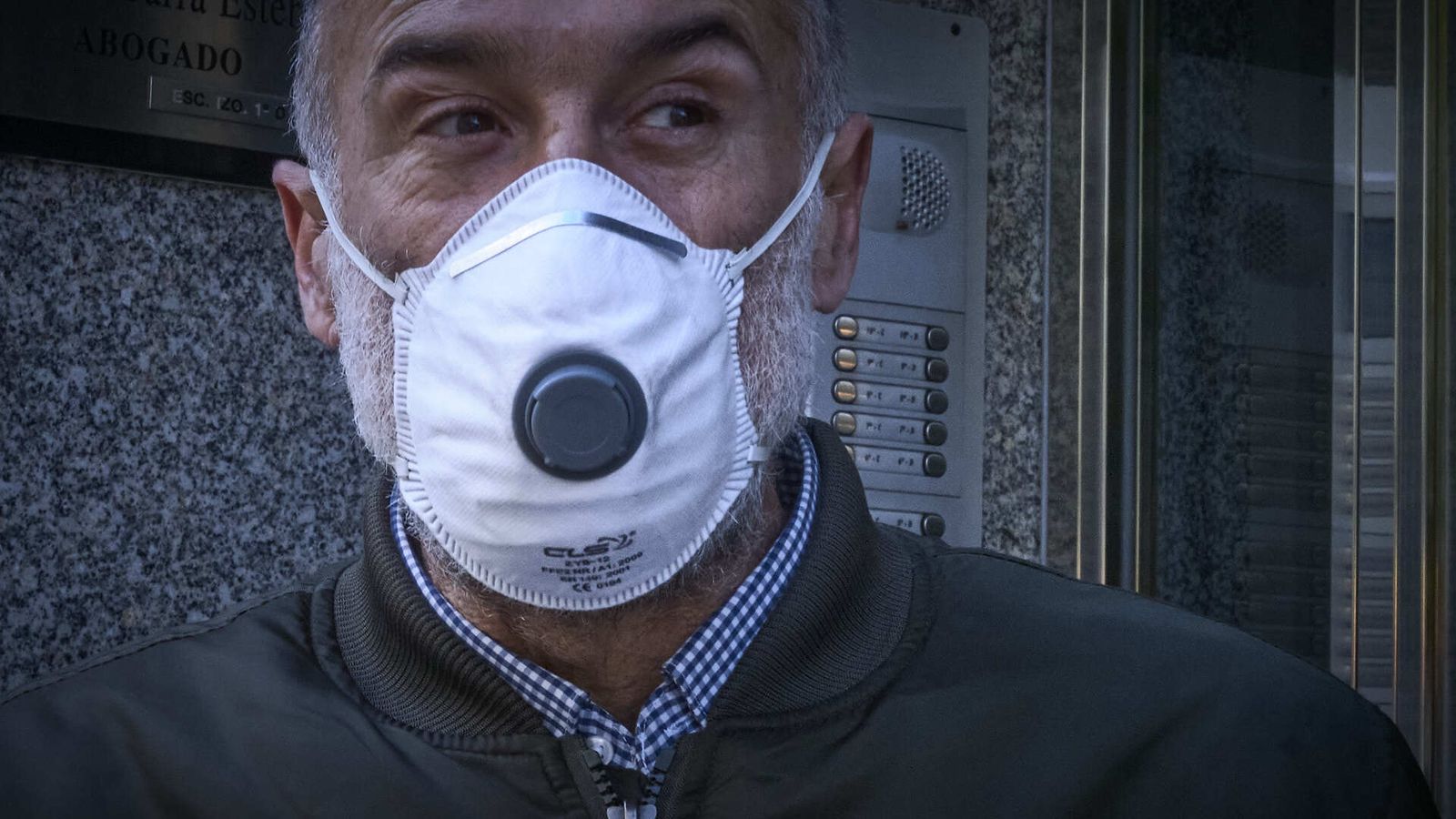 Un hombre con una mascarilla protectora tipo FFP2