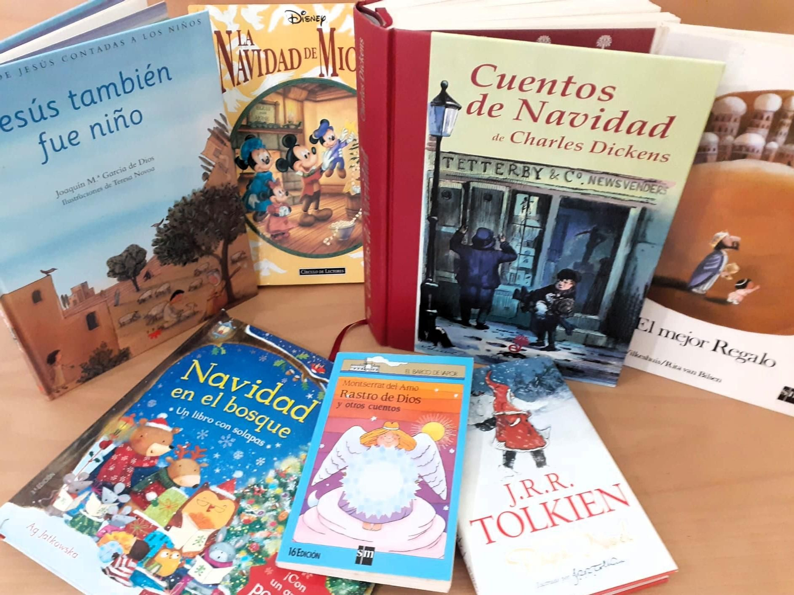 'Rastro de Dios', junto a otros libros navideños.