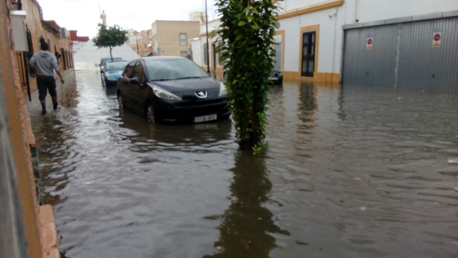 Acumulación de agua en el tramo de Buen Pastor cercano a la rotonda del Salinero.