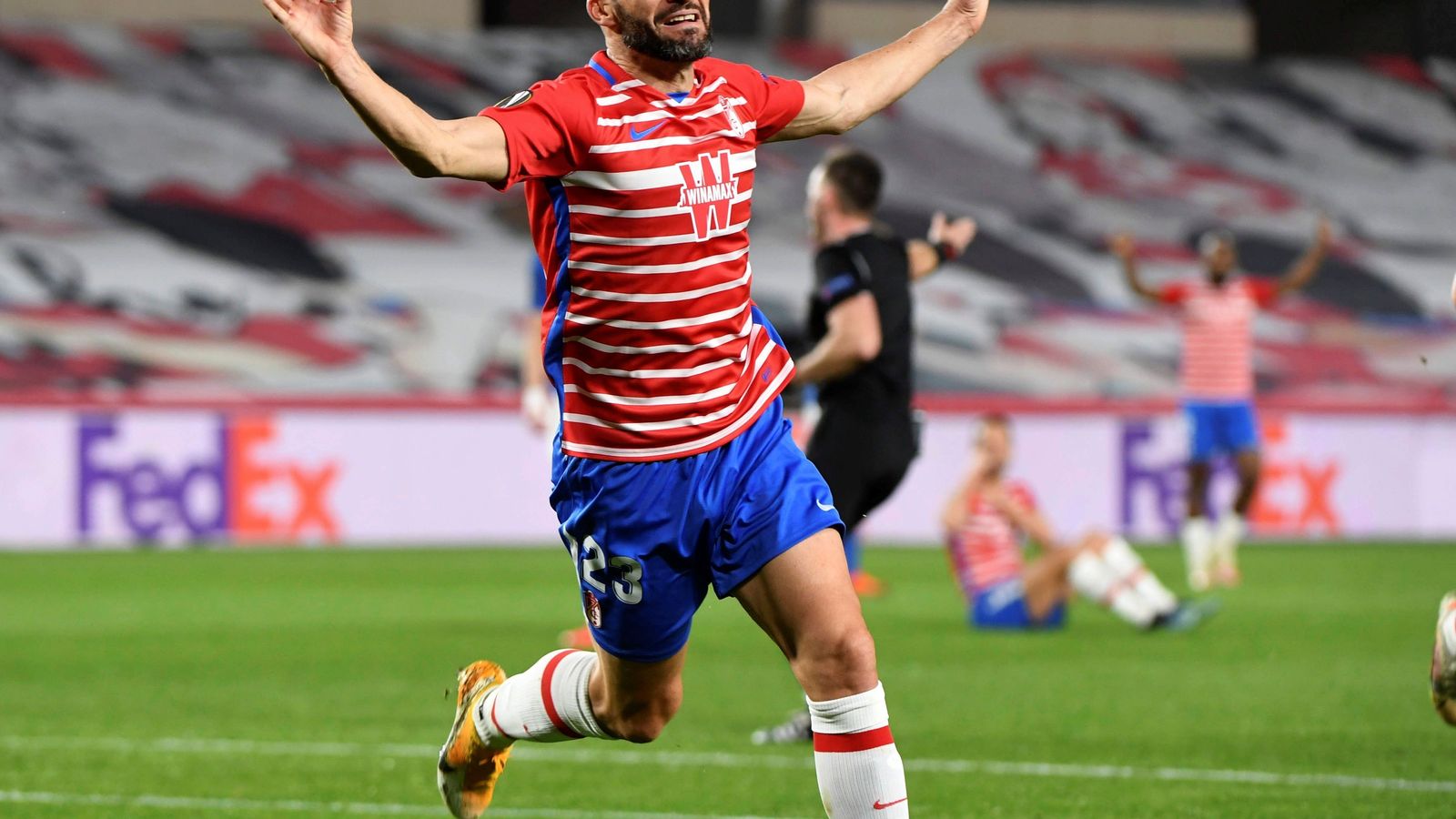 El delantero rojiblanco celebra el tanto anotado al Molde.