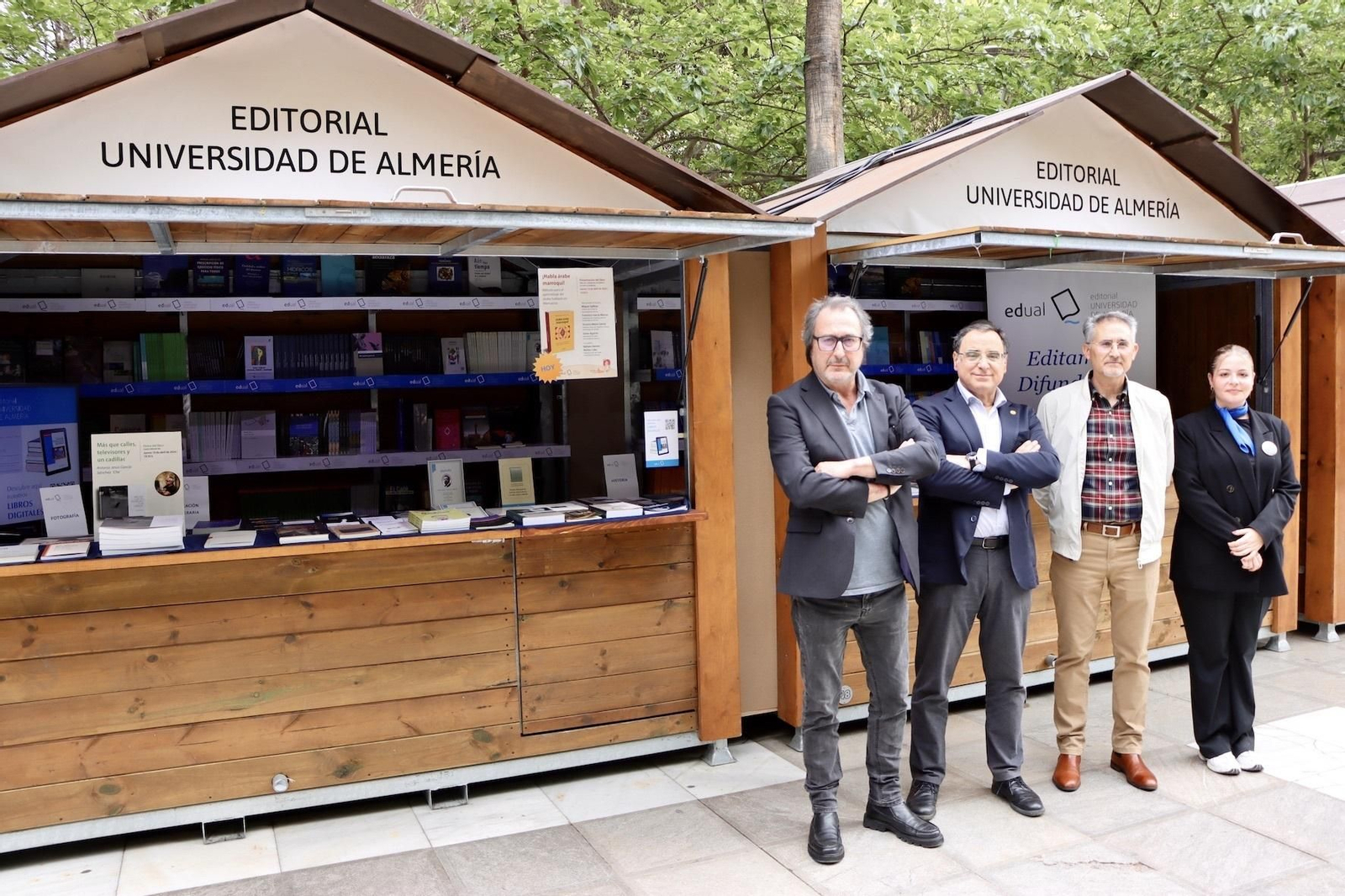 Responsables de la Universidad y de la editorial en la Feria del Libro.