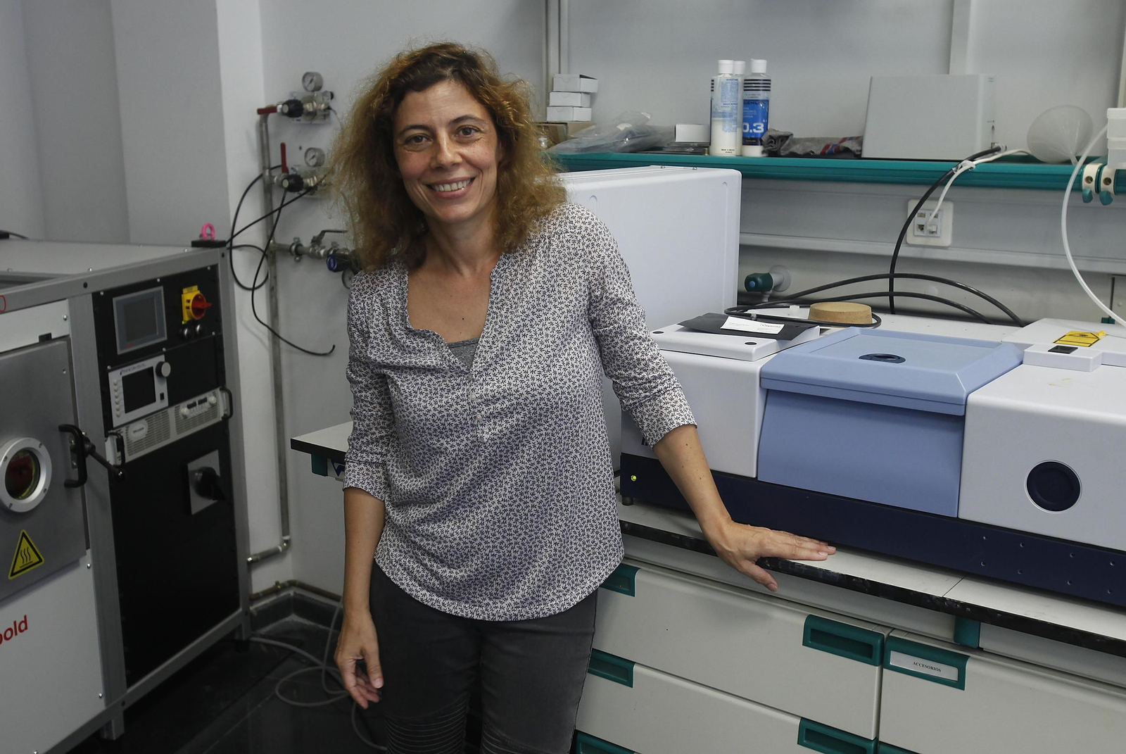 La investigadora Sofía Calero, en un laboratorio de la UPO.