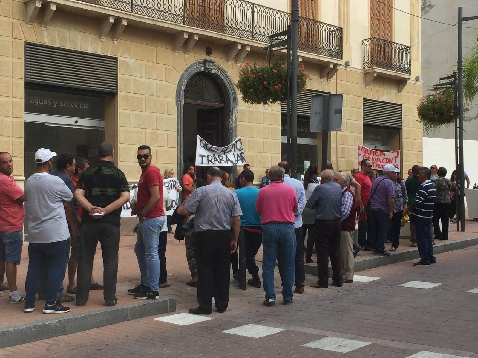 Los vecinos recorrieron ayer las calles de Motril para exigir una solución a esta situación.